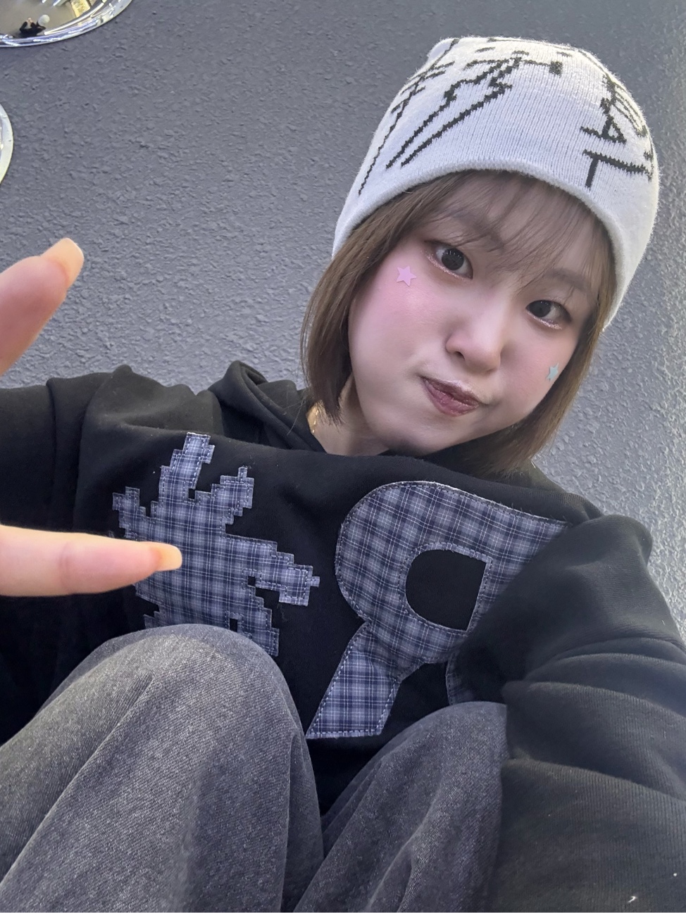 SLOW RECORD HOUSE Check Patch Hoodie Black 착용 스타일 - 9