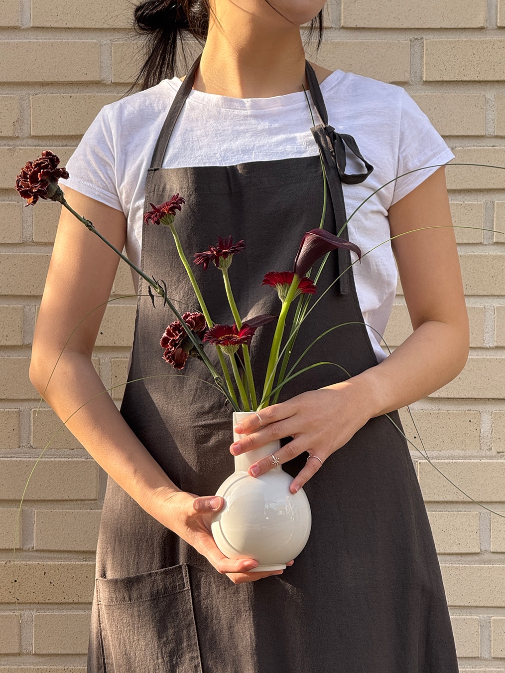 GBH HOME Long Apron (3 Colors), GBH HOME X NR CERAMICS Vase  White 착용 스타일