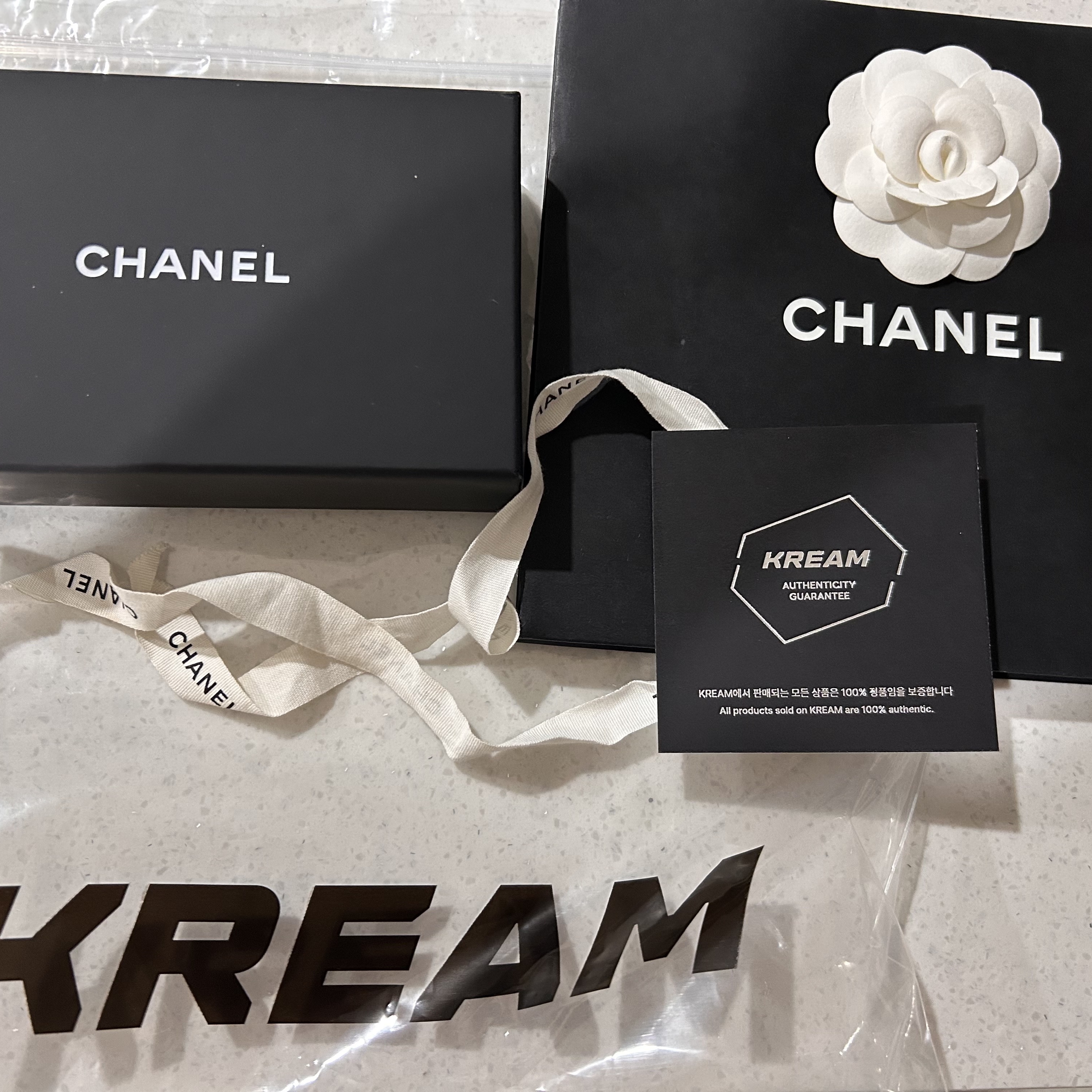 Chanel Classic Card Holder Grained Calfskin & Silver Black 착용 스타일 - 3