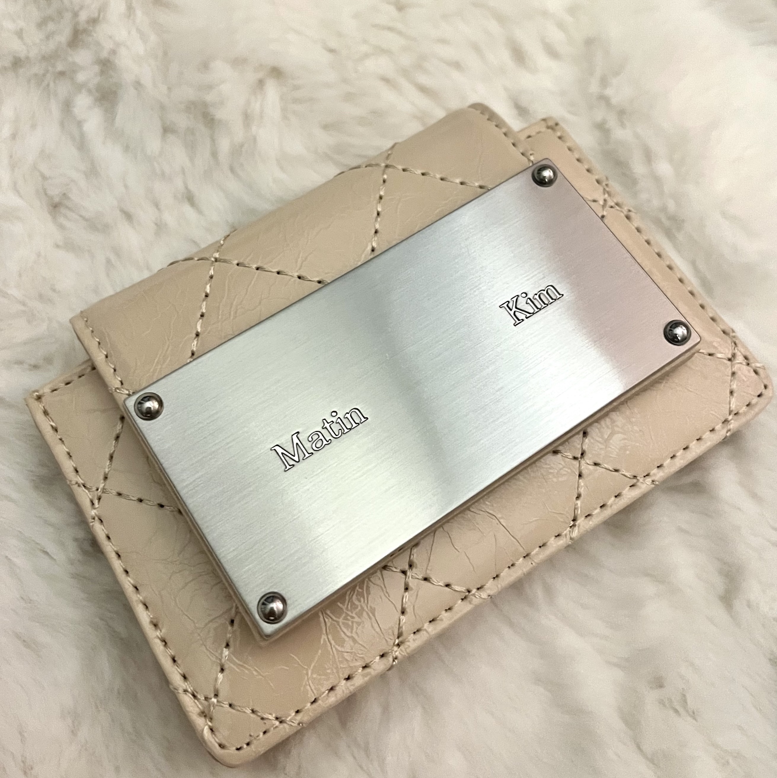 Matin Kim Quilting Accordion Wallet Beige 착용 스타일