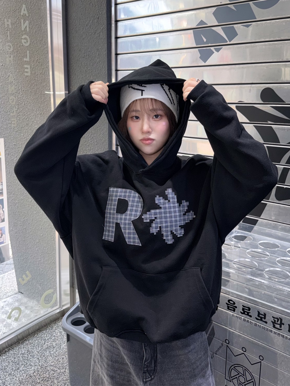 SLOW RECORD HOUSE Check Patch Hoodie Black 착용 스타일 - 4