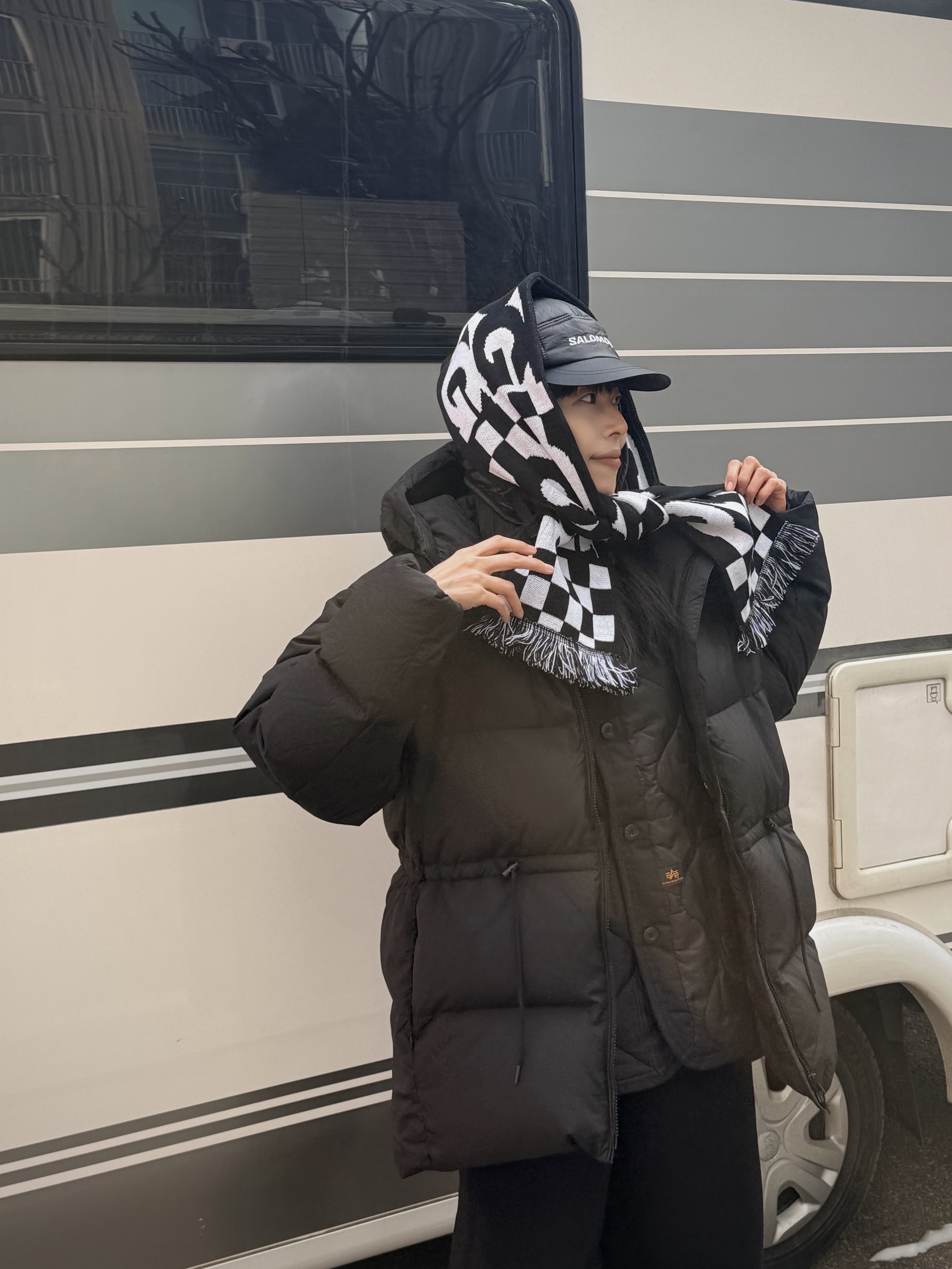 CDG Logo Check Muffler White Black, Salomon Thermo Trapper Hat Black 착용 스타일 - 2