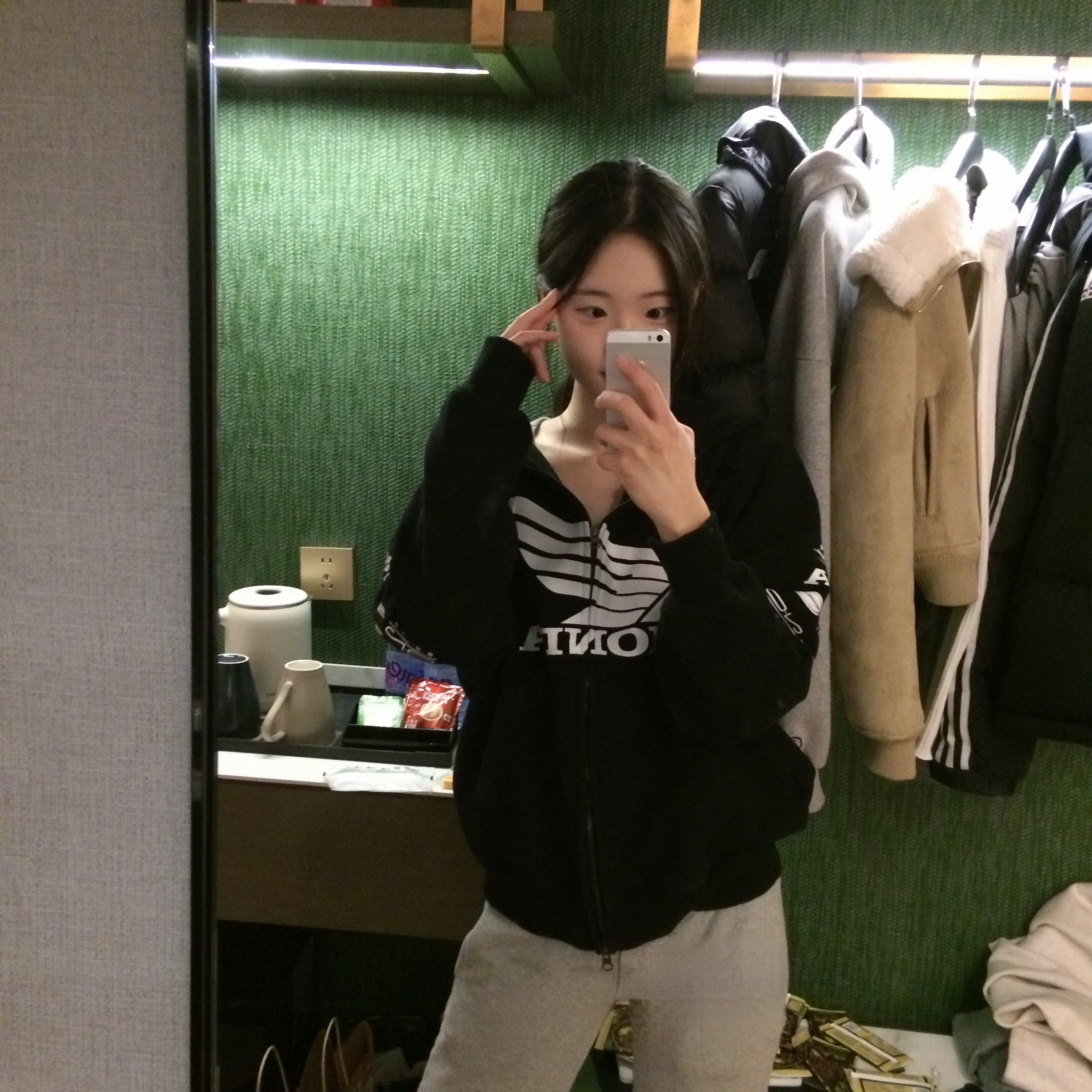 Honda Racing Logo Hoodie Zip-up_Black 착용 스타일