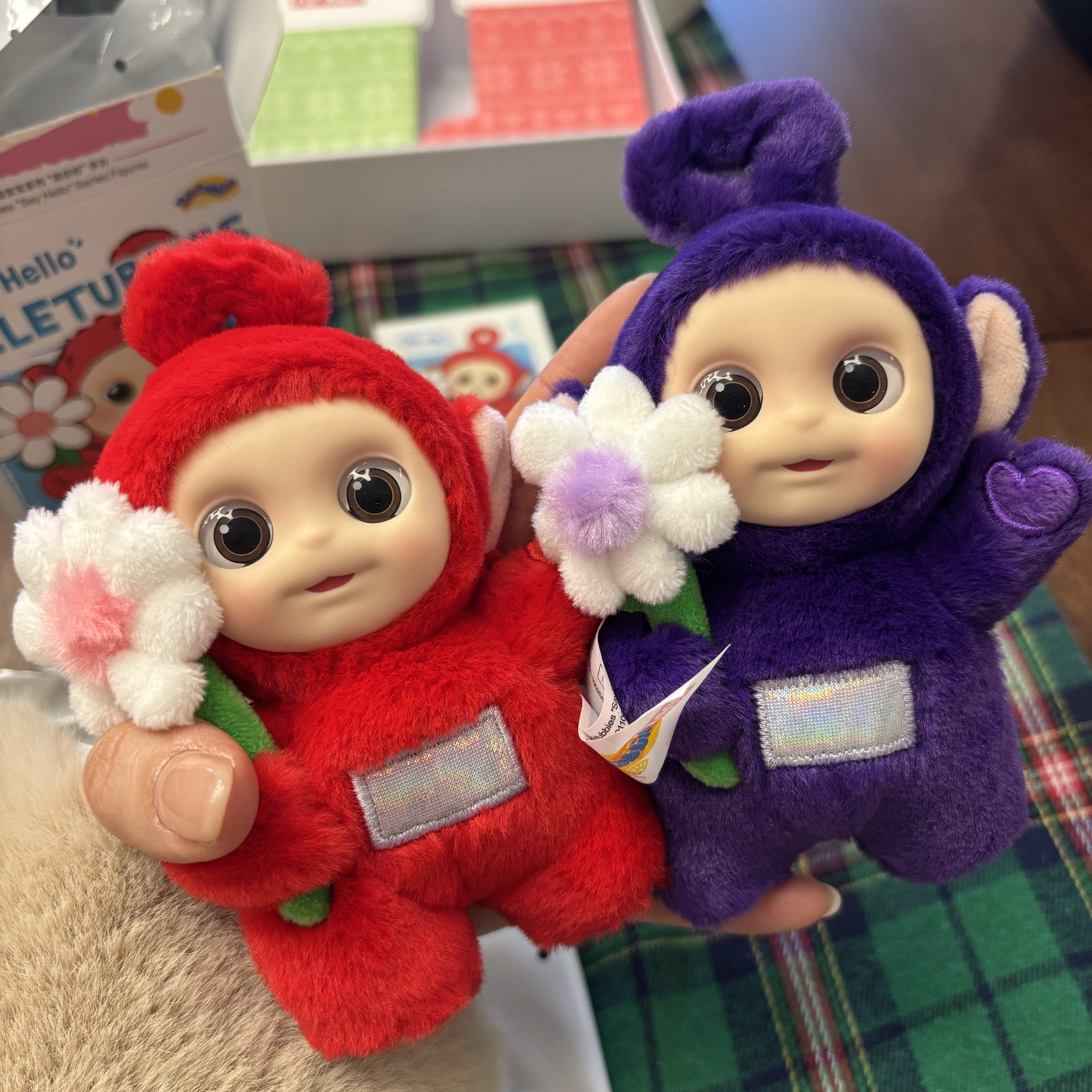 Pop Mart Teletubbies Say Hello Series Figures Sealed Case Po's Happy Flower (Opened Case), Pop Mart Teletubbies Say Hello Series Figures Sealed Case Tinky Winky's Chill Flower (Opened Case) 착용 스타일