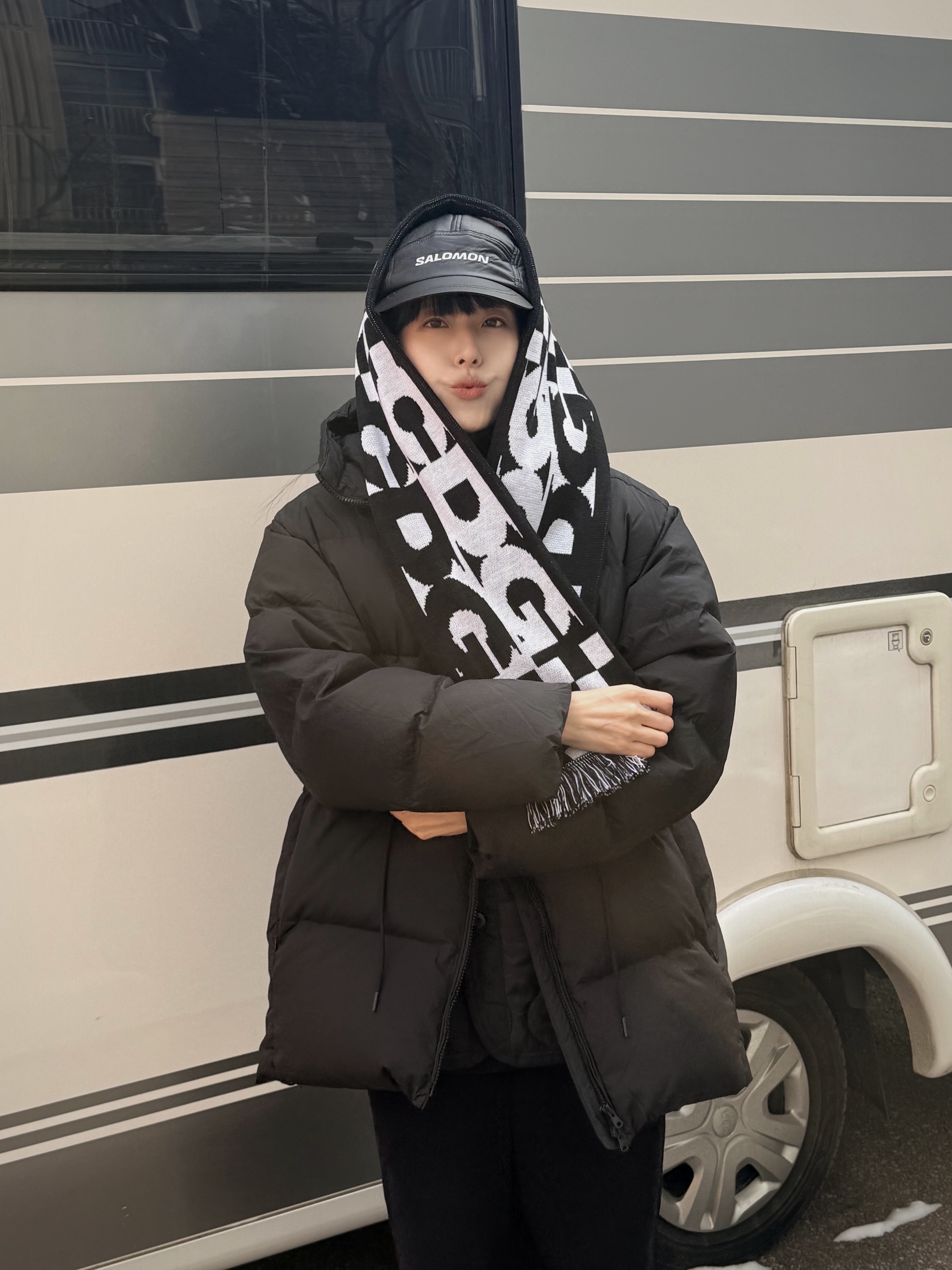 CDG Logo Check Muffler White Black, Salomon Thermo Trapper Hat Black 착용 스타일 - 4