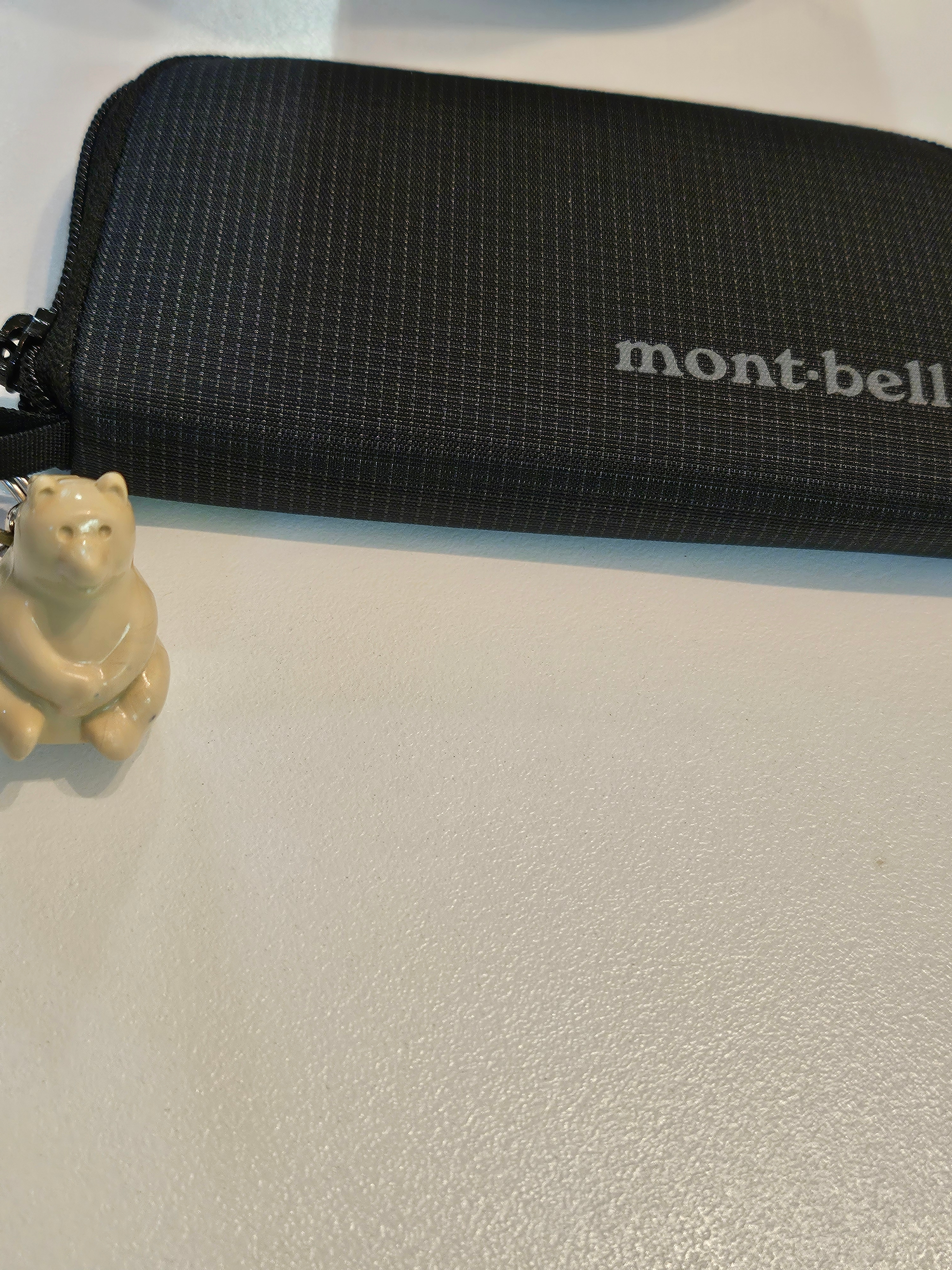 Montbell Mini Zip Wallet Black 착용 스타일