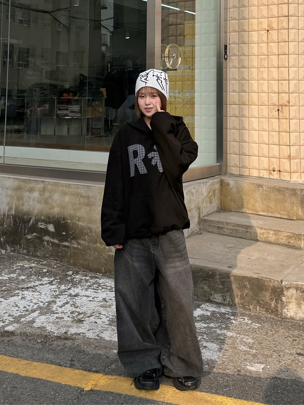 SLOW RECORD HOUSE Check Patch Hoodie Black 착용 스타일 - 6