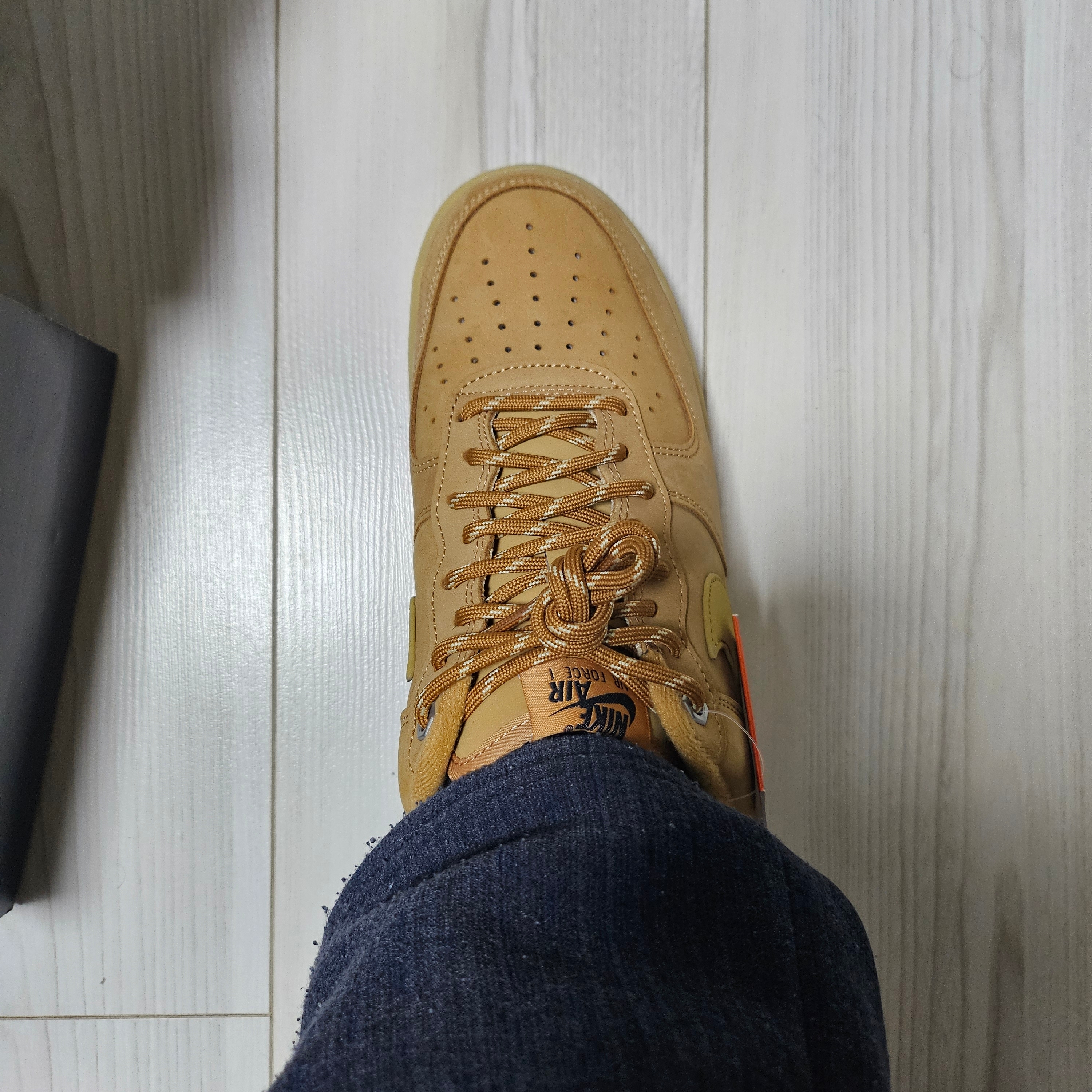 Nike Air Force 1 '07 WB Flax 착용 스타일 - 2