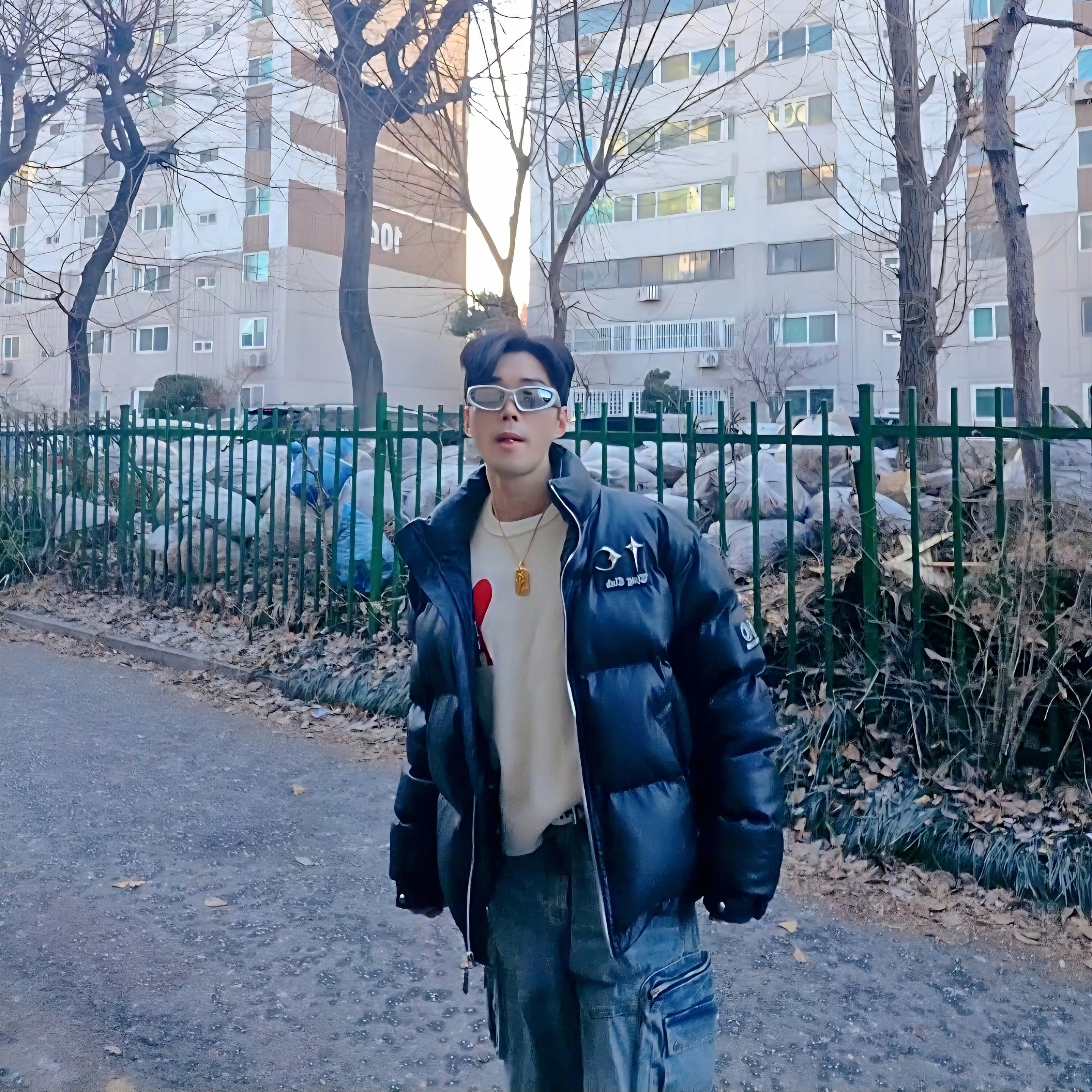 AMI de Coeur Oversize Intarsia Sweater Off White Red 착용 스타일 - 5