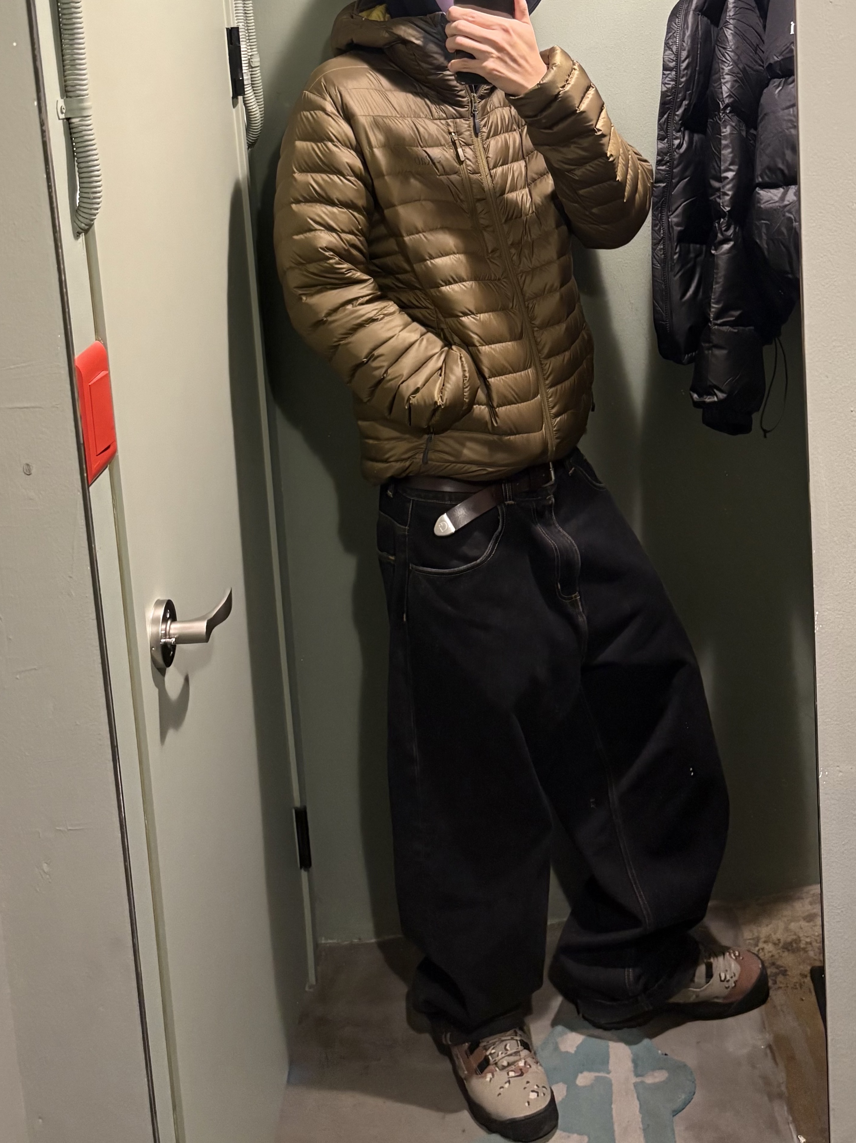 Carhartt WIP Brandon Pants Black Stone Washed, Rab Microlight Alpine Jacket Oak 착용 스타일 - 2