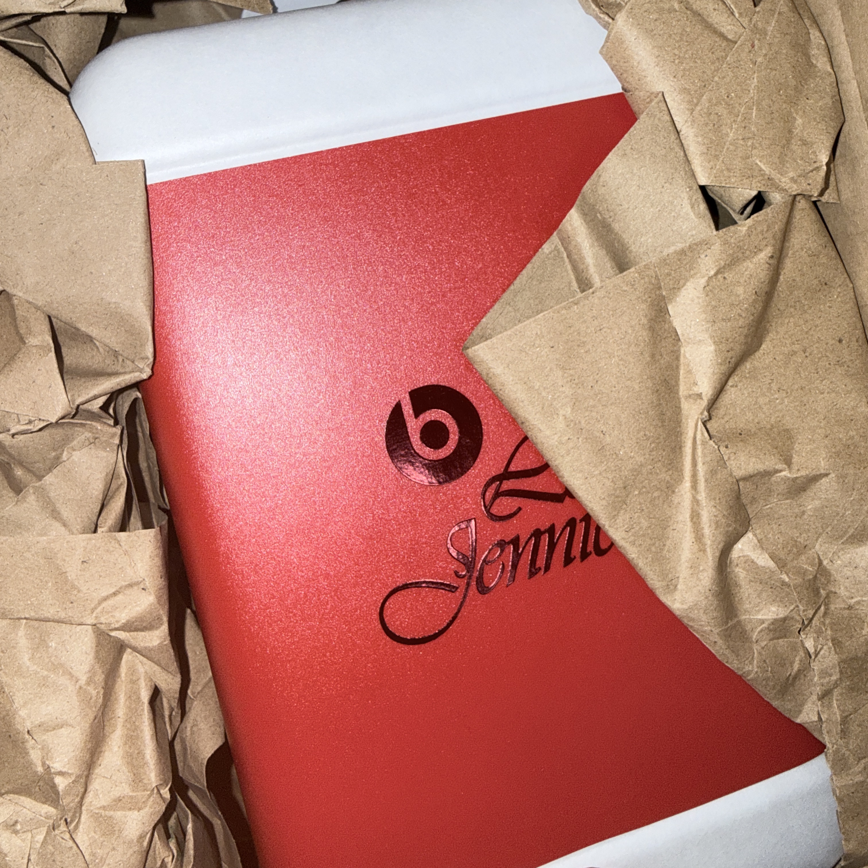 Beats Solo 4 Wireless On Ear Headphone Jennie Special Edition Ruby Red (Korean Ver.) 착용 스타일