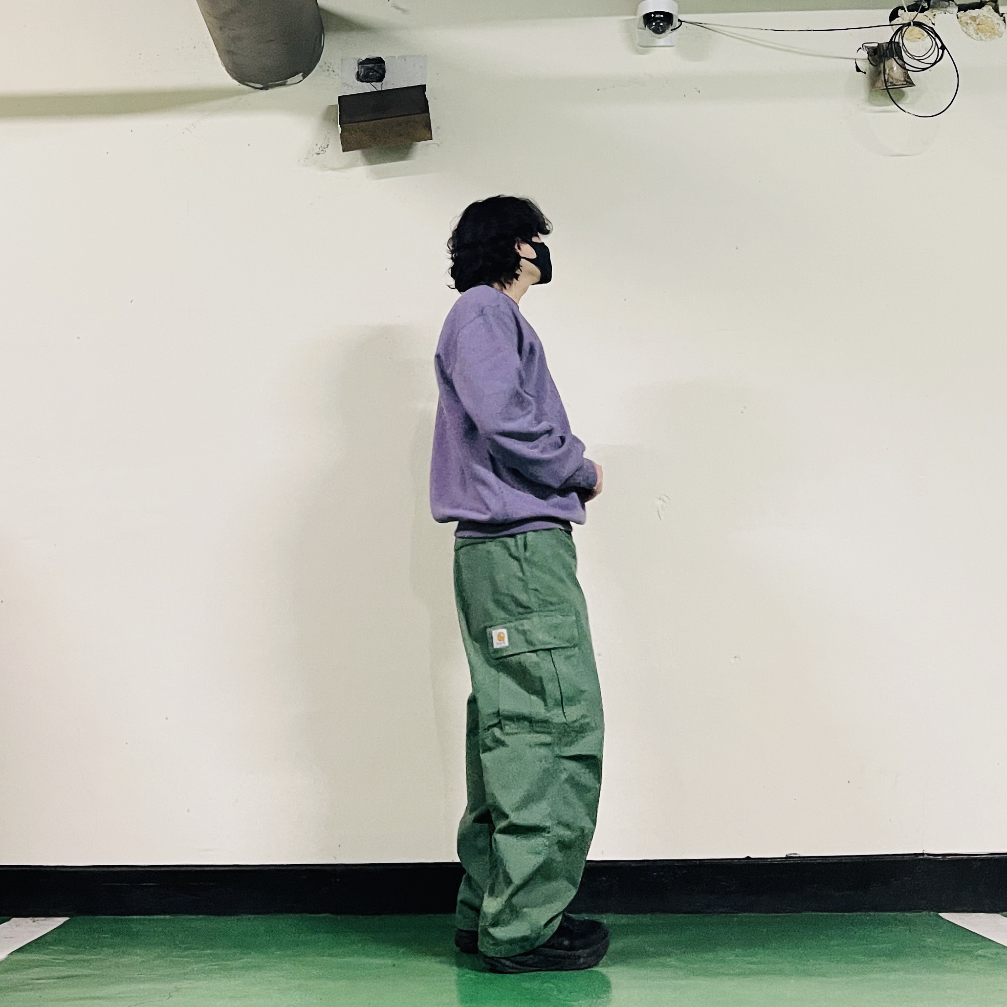 Carhartt WIP Cole Cargo Pant Duck Green, Carhartt WIP Carhartt Sweatshirt Glassy Purple Discovery Green 착용 스타일 - 2