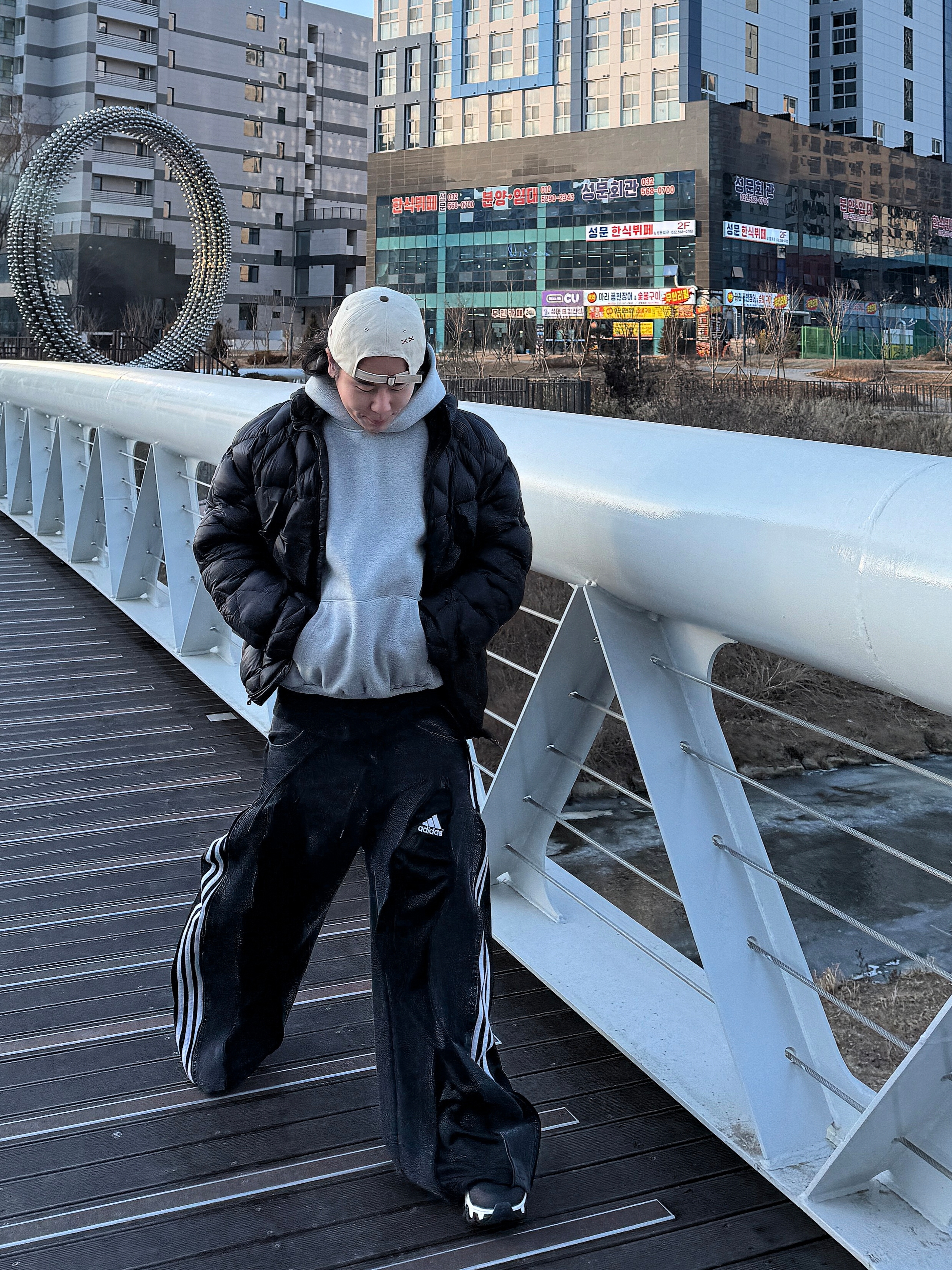 Roa Light Down Jacket Black, On Running x Post Archive Faction (Paf) Cloudmonster Hyper Black 착용 스타일 - 4