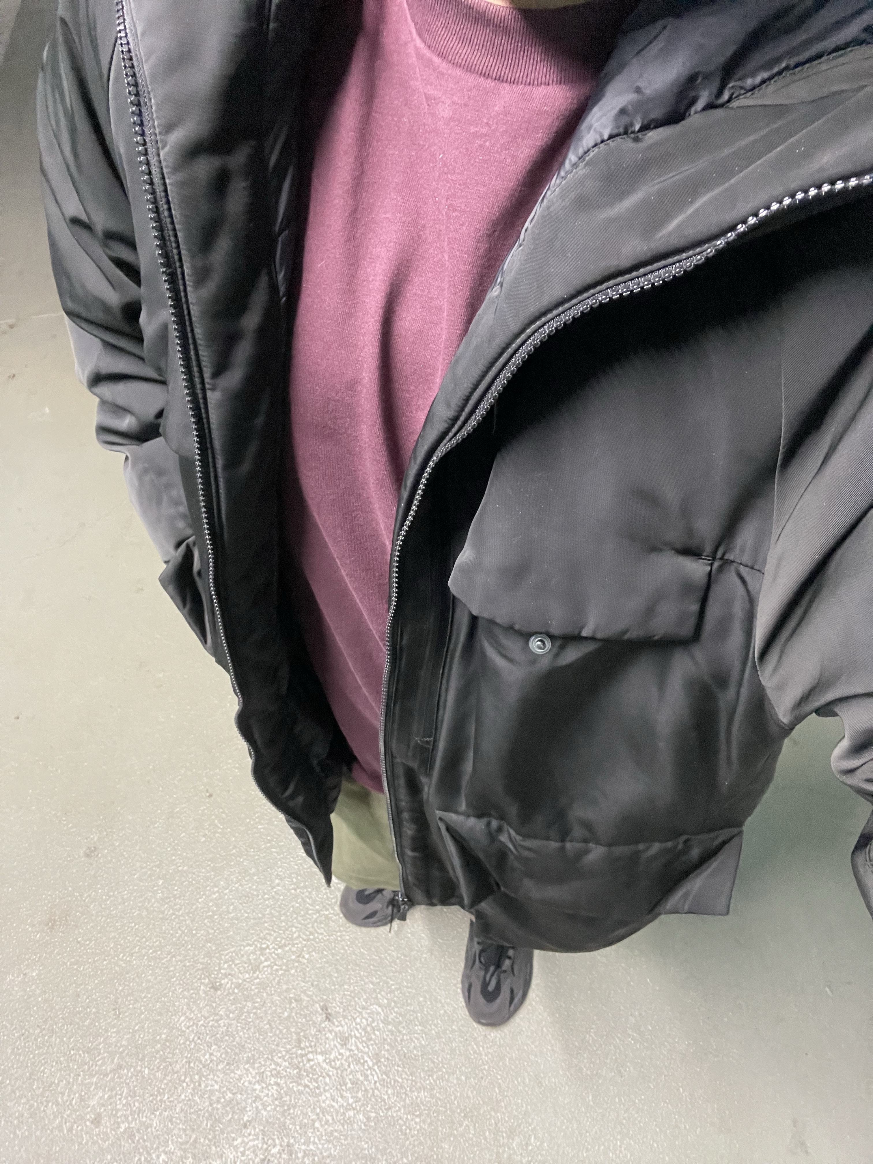 Uniqlo x White Mountaineering WPJ Hybrid Down Oversized Parka Black, Stussy 8 Ball Embroidered Pants Olive 착용 스타일 - 2
