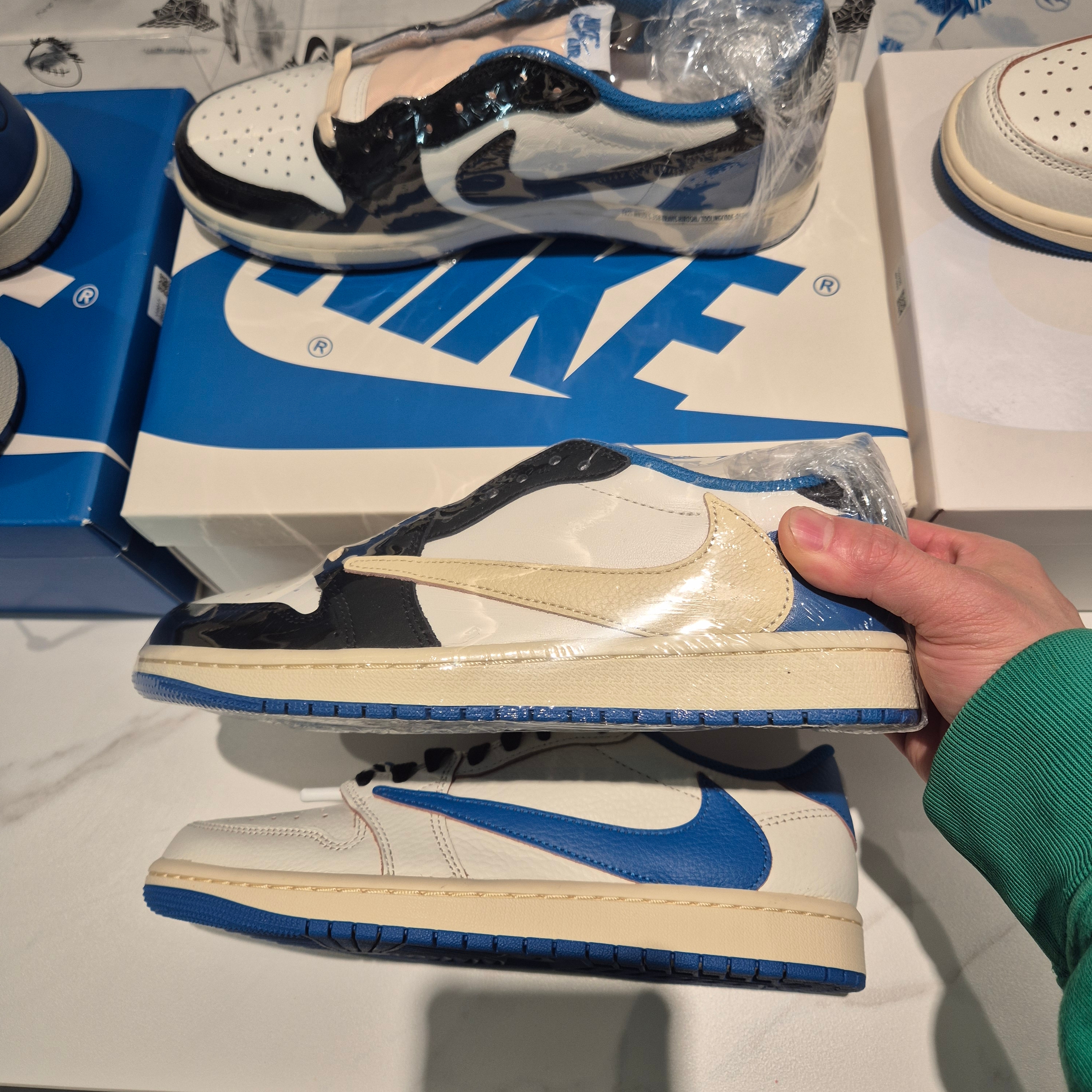 Jordan 1 x Travis Scott x Fragment Retro Low OG SP Sail Military Blue, Jordan 1 x Travis Scott x Fragment Retro Low OG SP Military Blue 착용 스타일 - 6