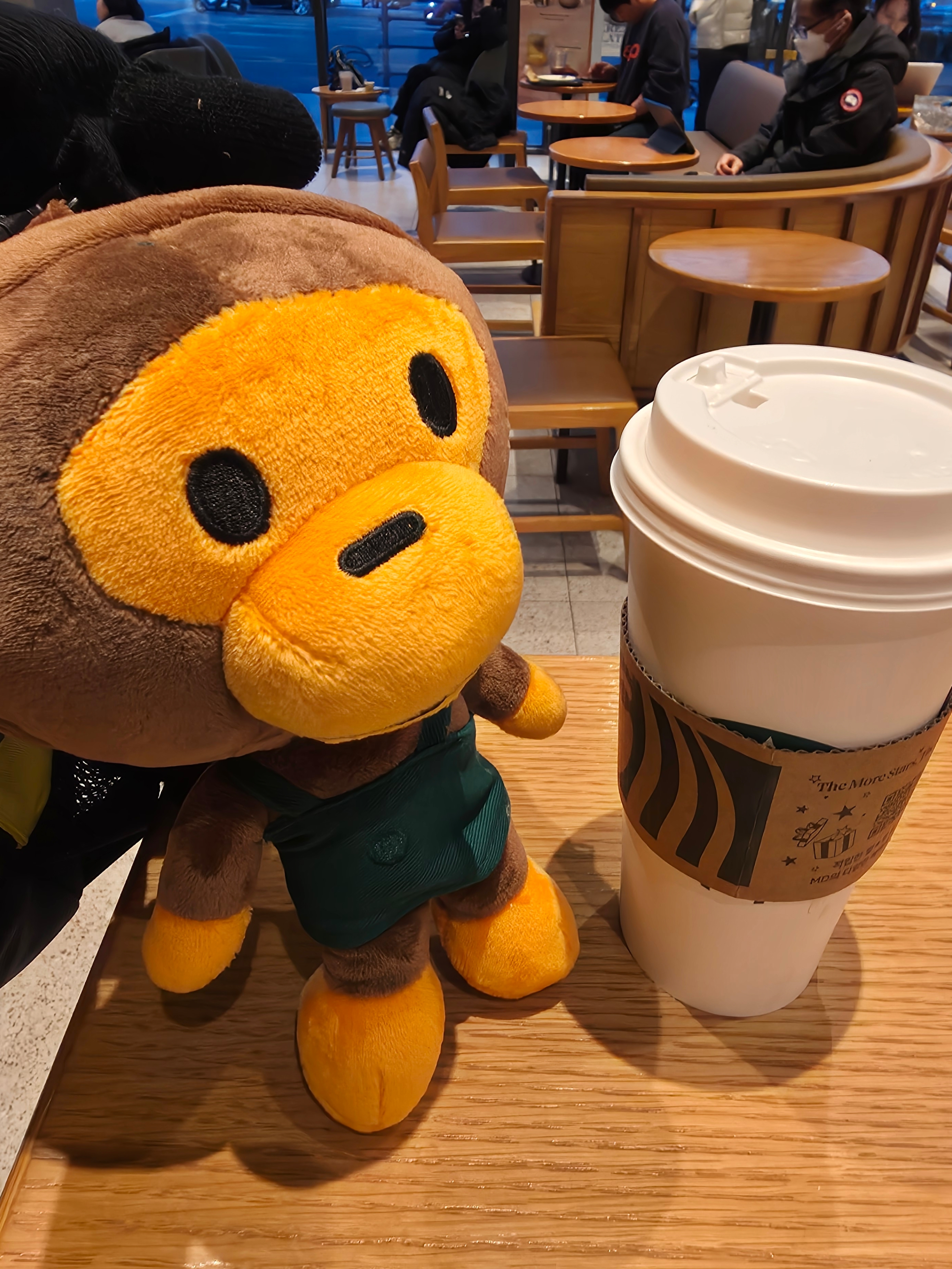 Starbucks x BAPE Baby Milo Foldable Bag, Starbucks x BAPE Baby Milo Keychain 착용 스타일 - 1