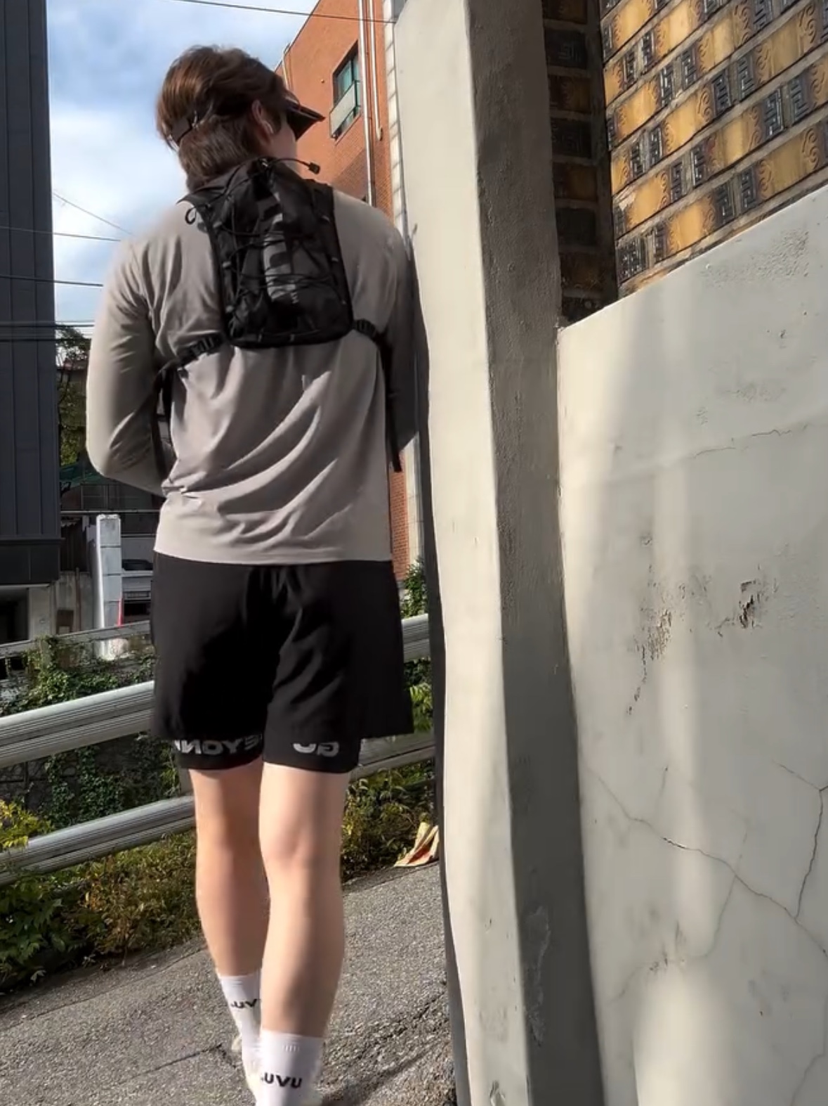 UVU Running Sock White, Asics Novablast 5 Oatmeal Black - D Standard 착용 스타일 - 2