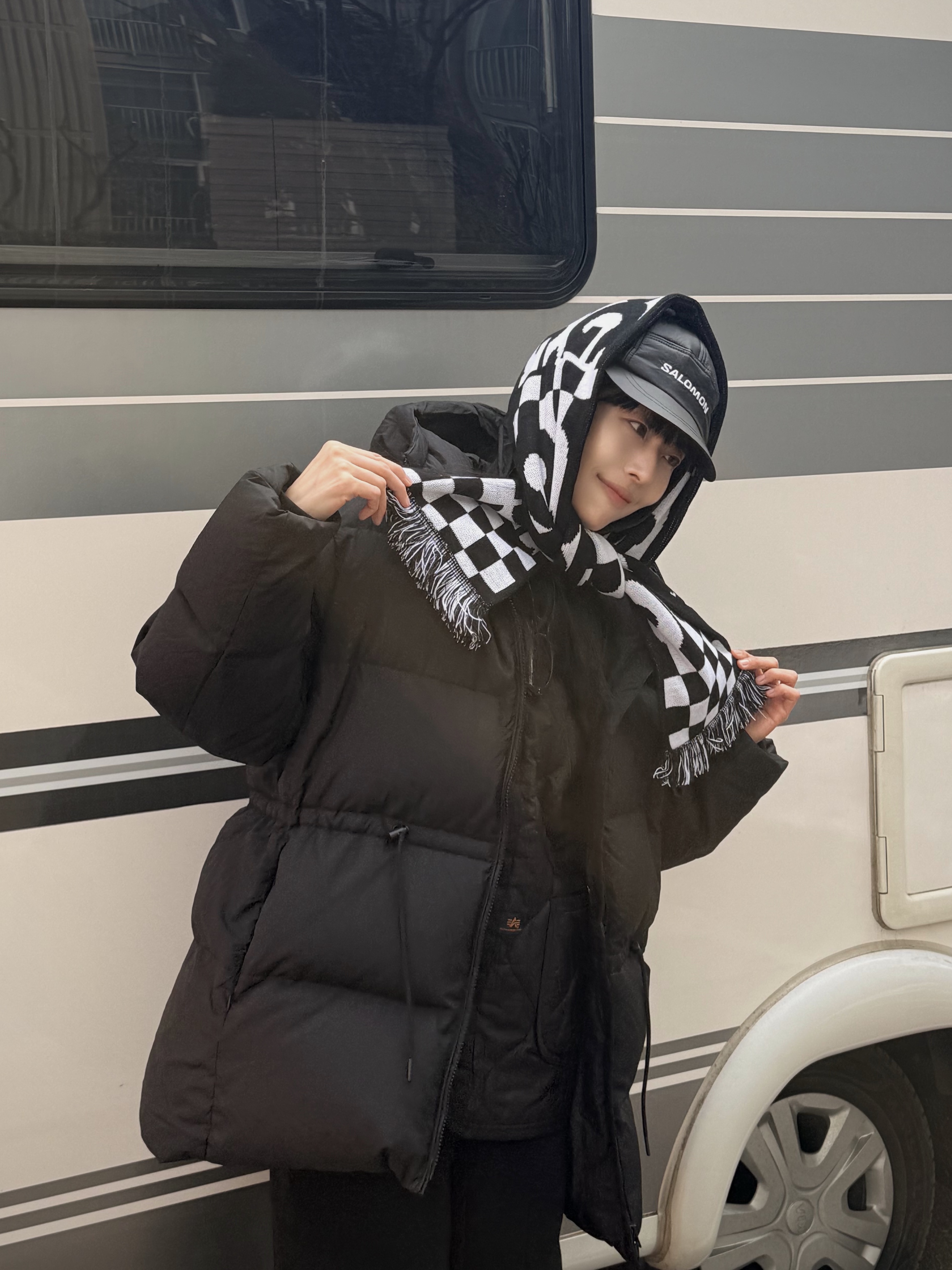 CDG Logo Check Muffler White Black, Salomon Thermo Trapper Hat Black 착용 스타일 - 1