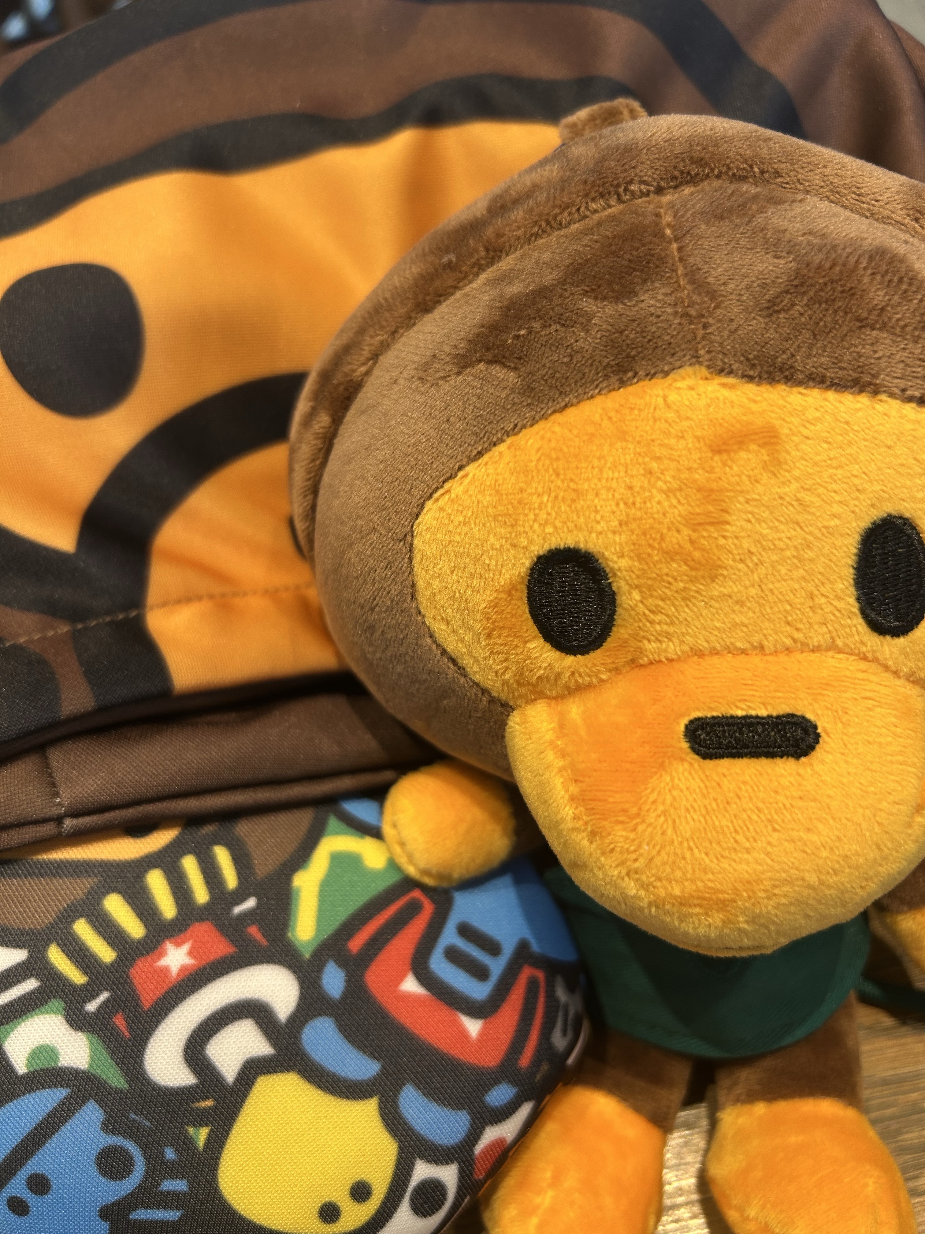 Starbucks x BAPE Baby Milo Foldable Bag, Starbucks x BAPE Baby Milo Neck Pillow 착용 스타일 - 1