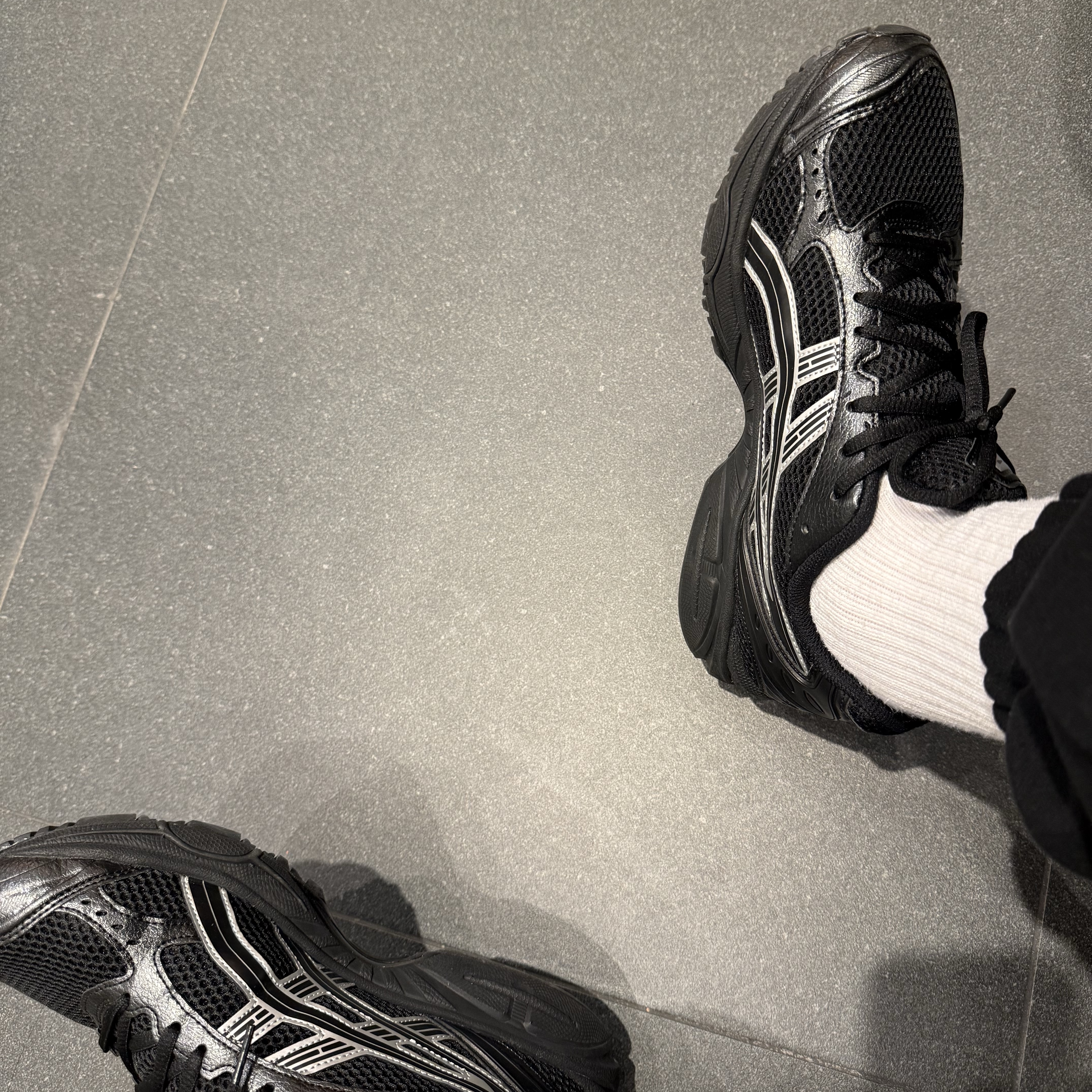 Asics Gel-Kayano 14 Black Pure Silver 착용 스타일