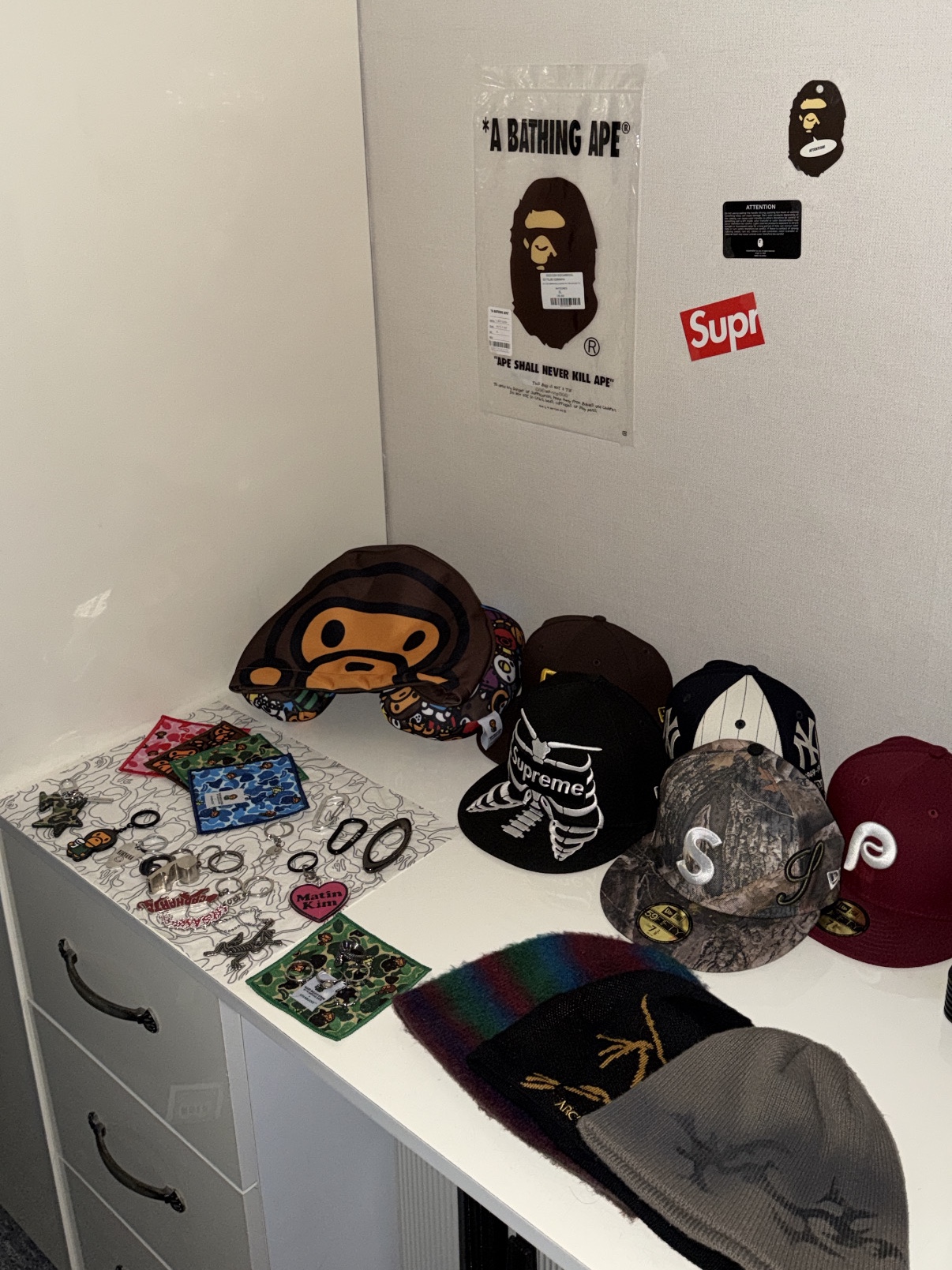 Starbucks x BAPE Baby Milo Neck Pillow, Starbucks x BAPE Baby Milo Keychain 착용 스타일 - 1