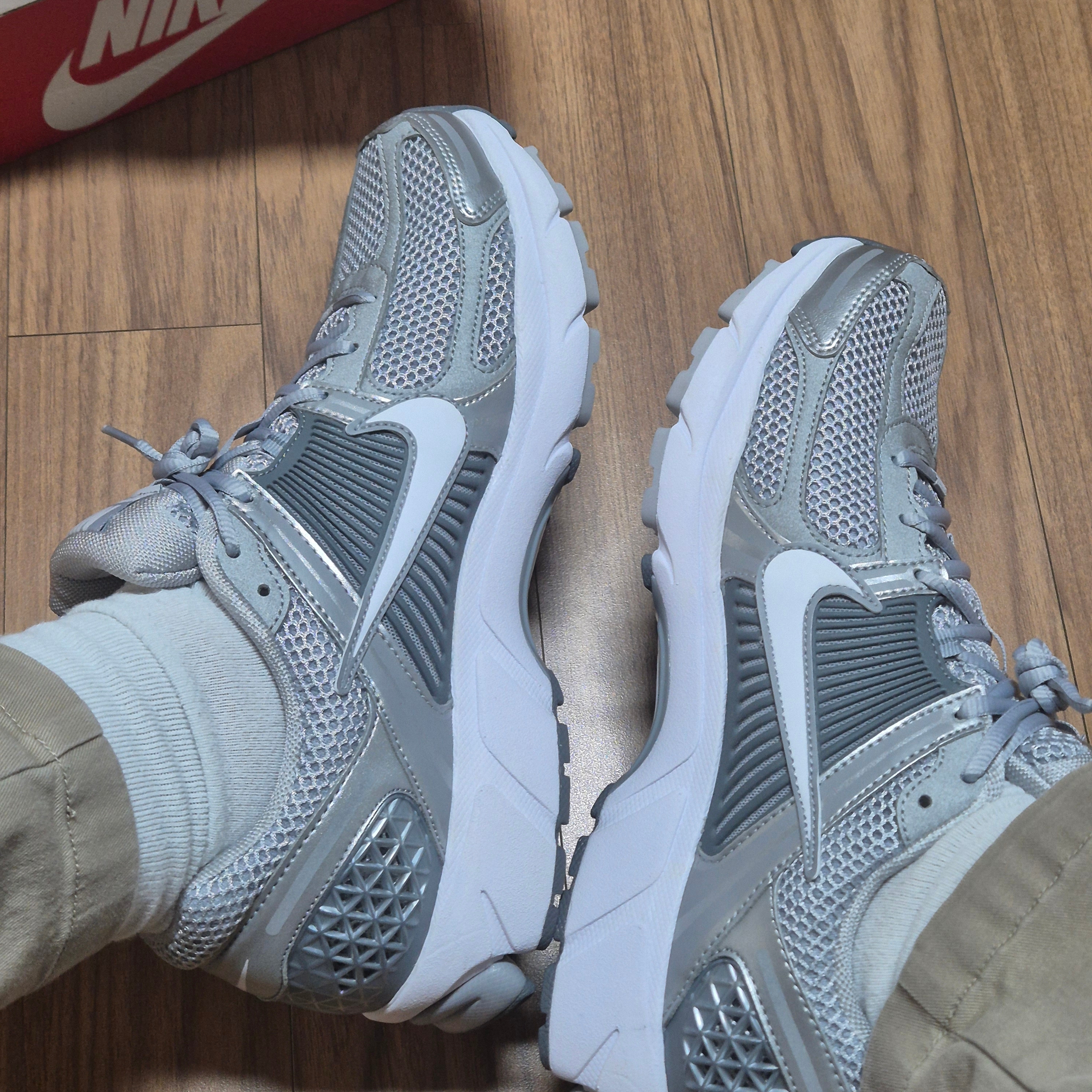 Nike Zoom Vomero 5 Wolf Grey White 착용 스타일 - 1