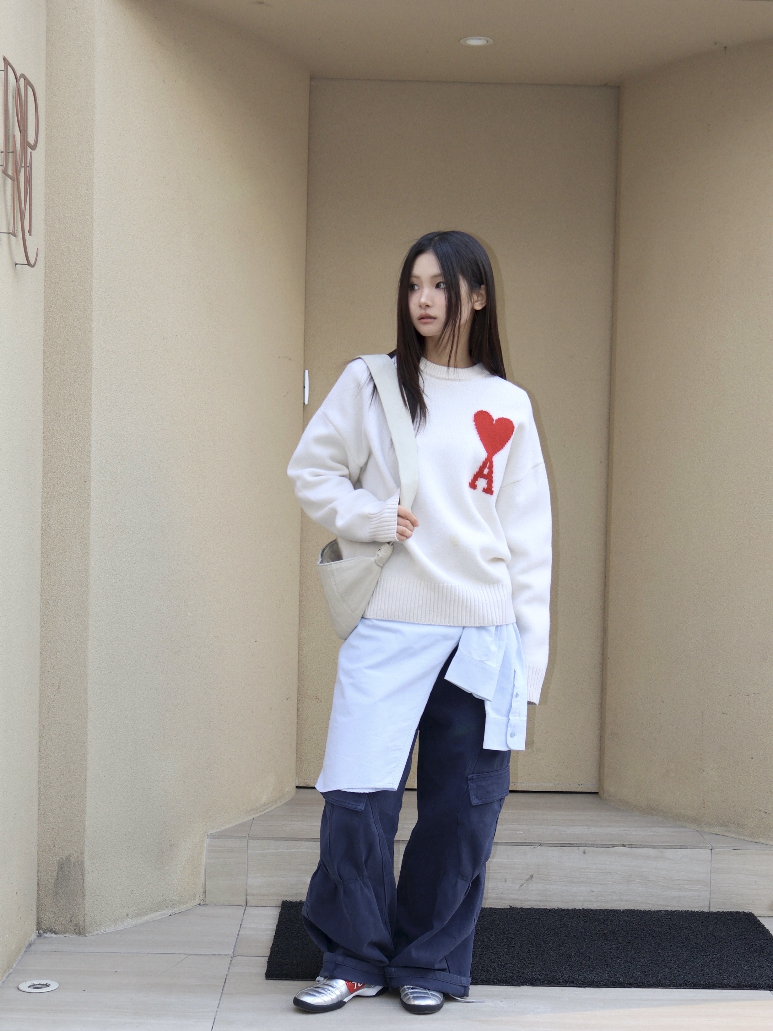 Lemaire Small Croissant Bag Soft Grained Leather Light Sage, AMI de Coeur Cotton Oxford Button Down Shirt Sky Blue 착용 스타일 - 3