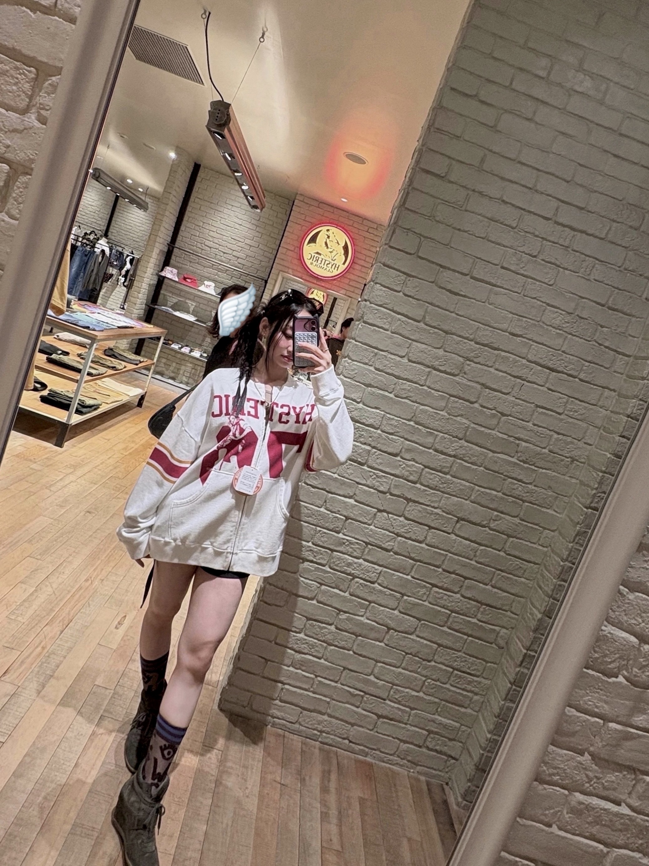 (W) Hysteric Glamour Hysteric 76 Oversized Jumper White, (W) Hysteric Glamour Hysteric 76 Oversized Jumper Black 착용 스타일