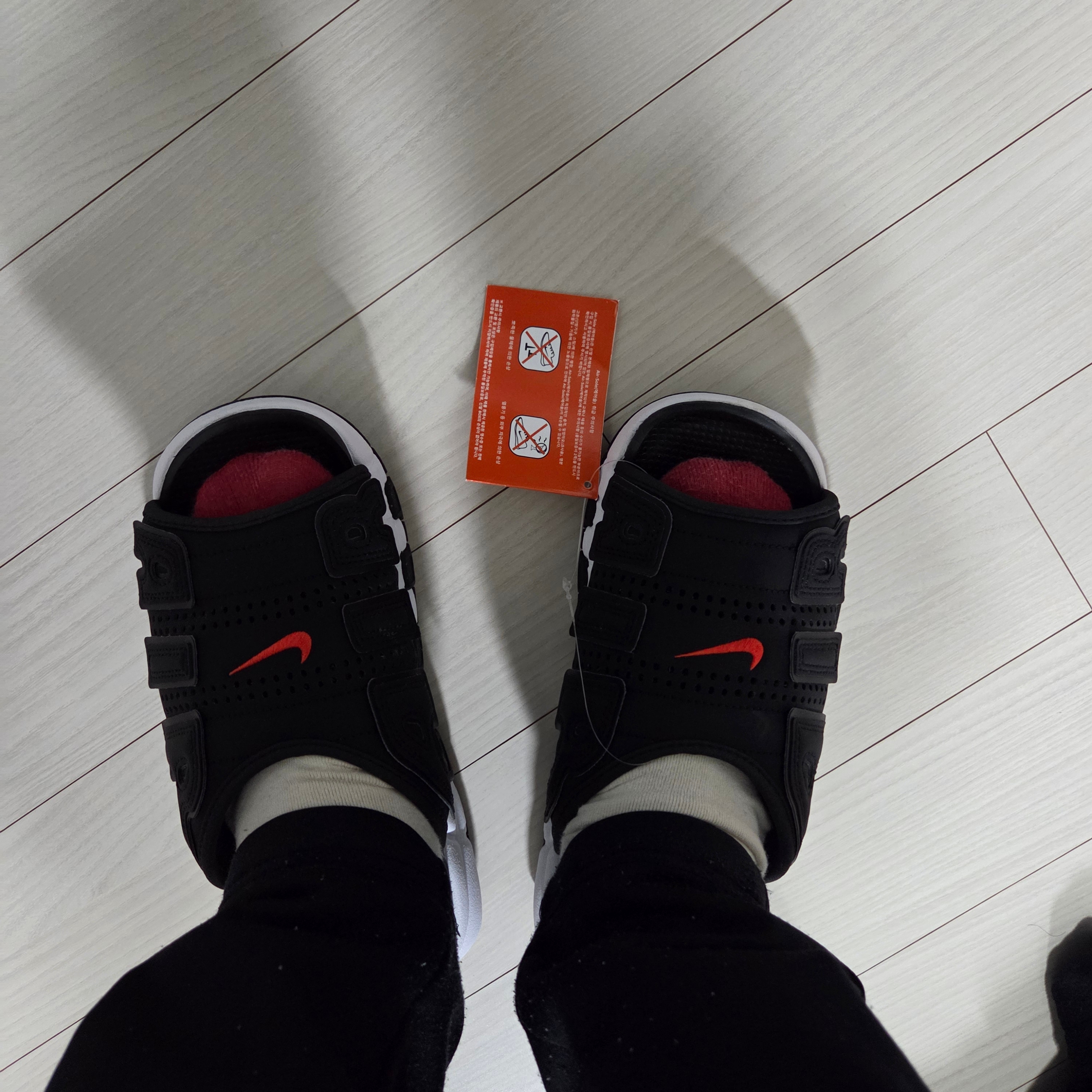 Nike Air More Uptempo Slide Black White 착용 스타일 - 2