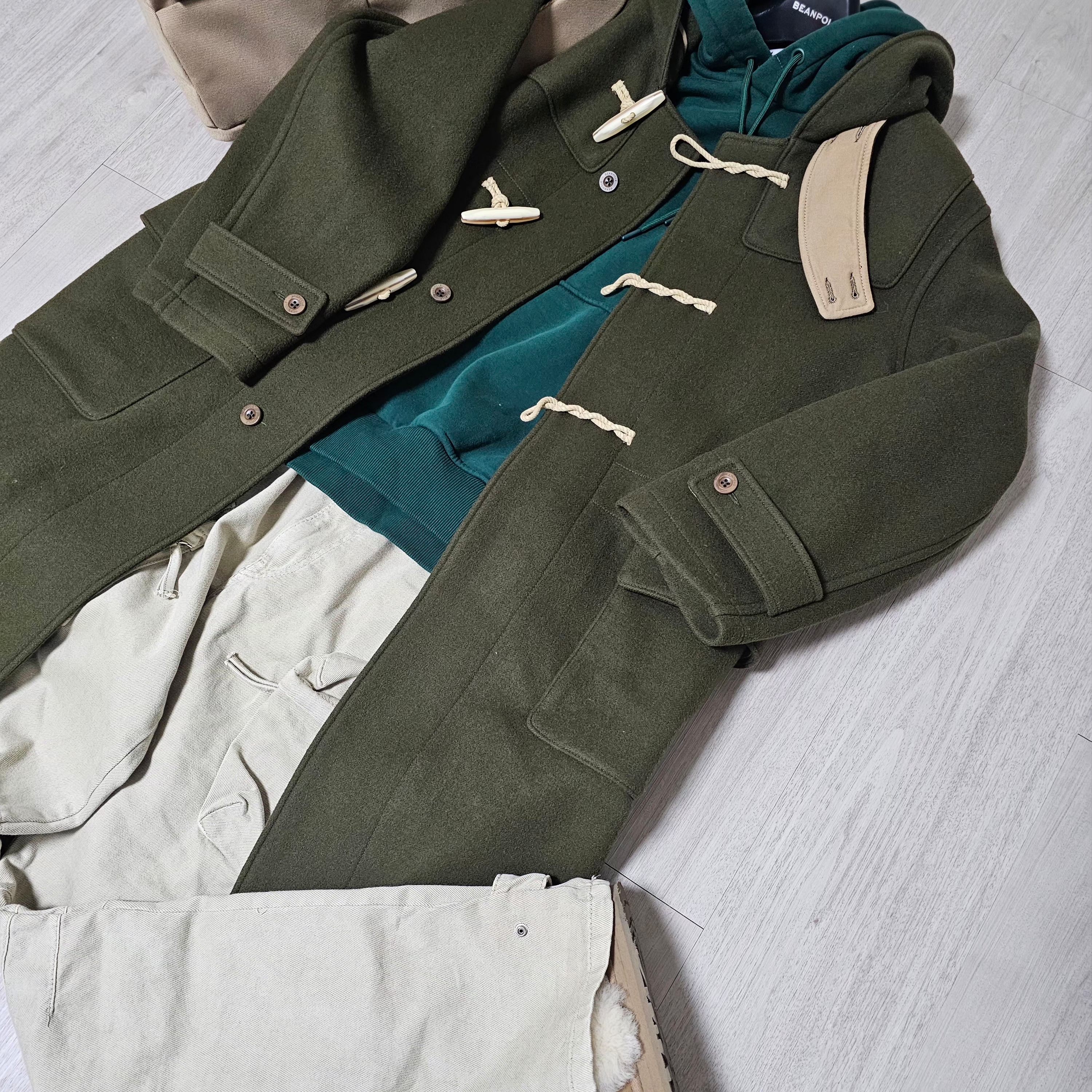 Zara Corduroy Carpenter Pants Ecru, Balenciaga Explorer Backpack Light Beige 착용 스타일 - 2