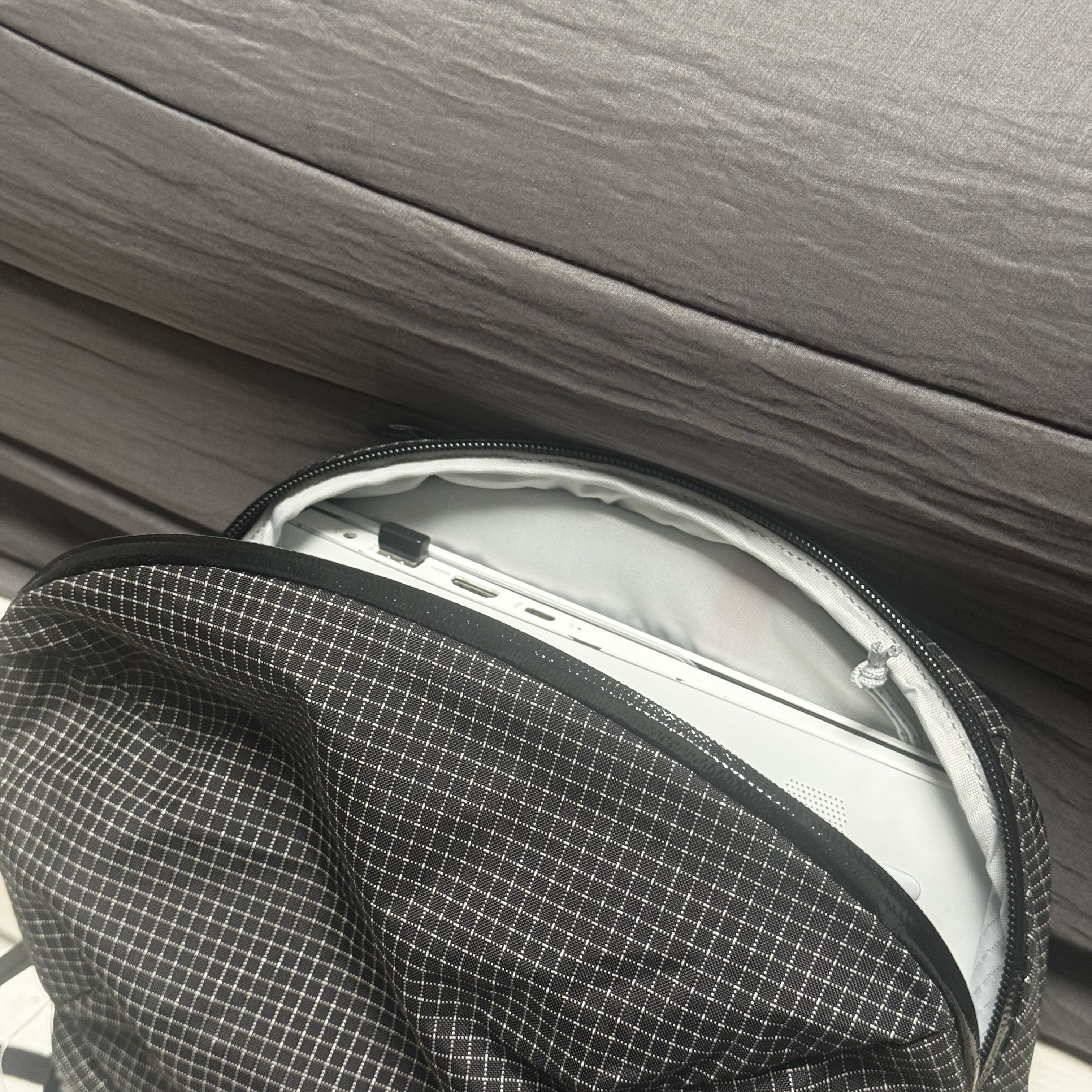 Arc'teryx Konseal 15 Backpack Black 착용 스타일 - 3