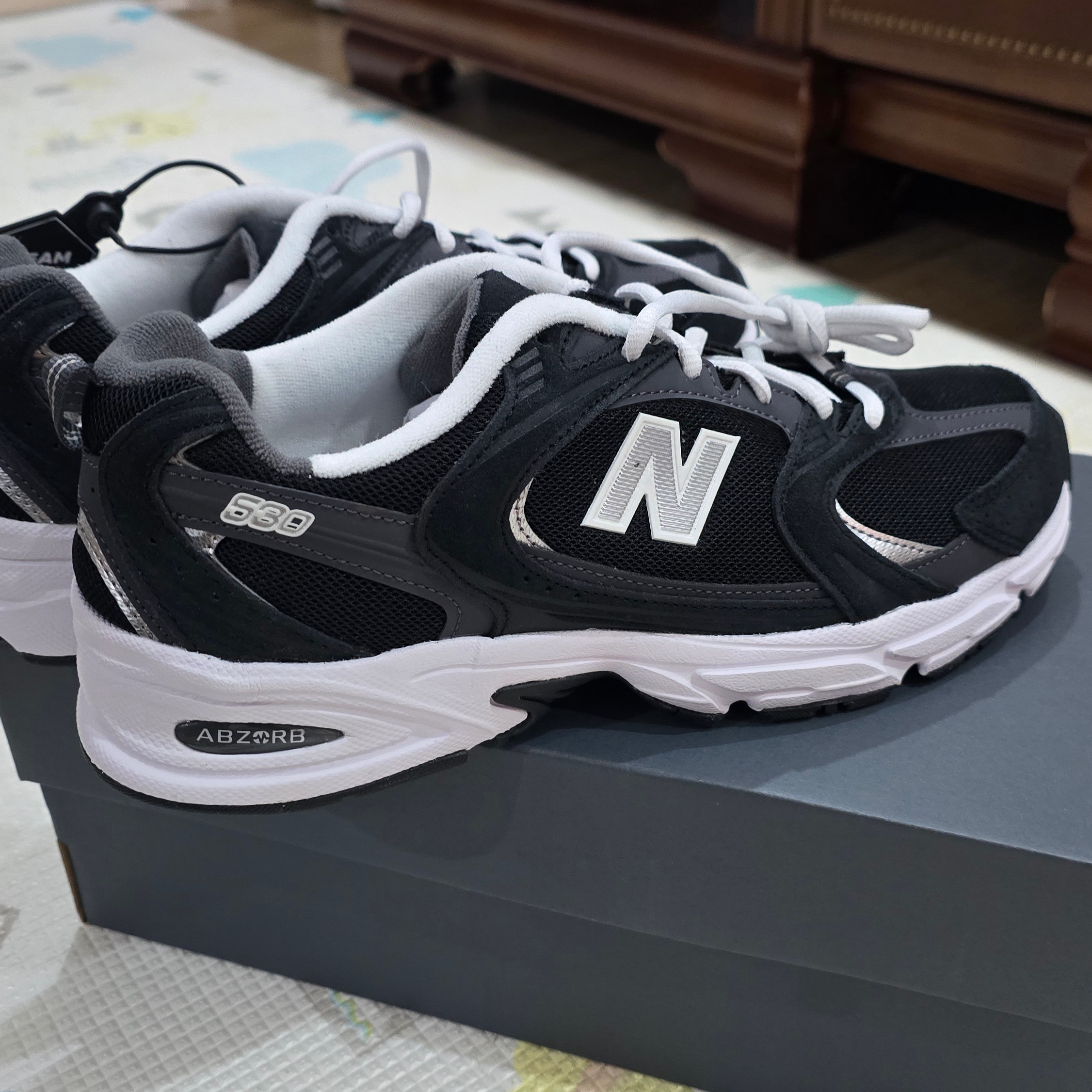 New Balance 530 Classic Black 착용 스타일 - 2