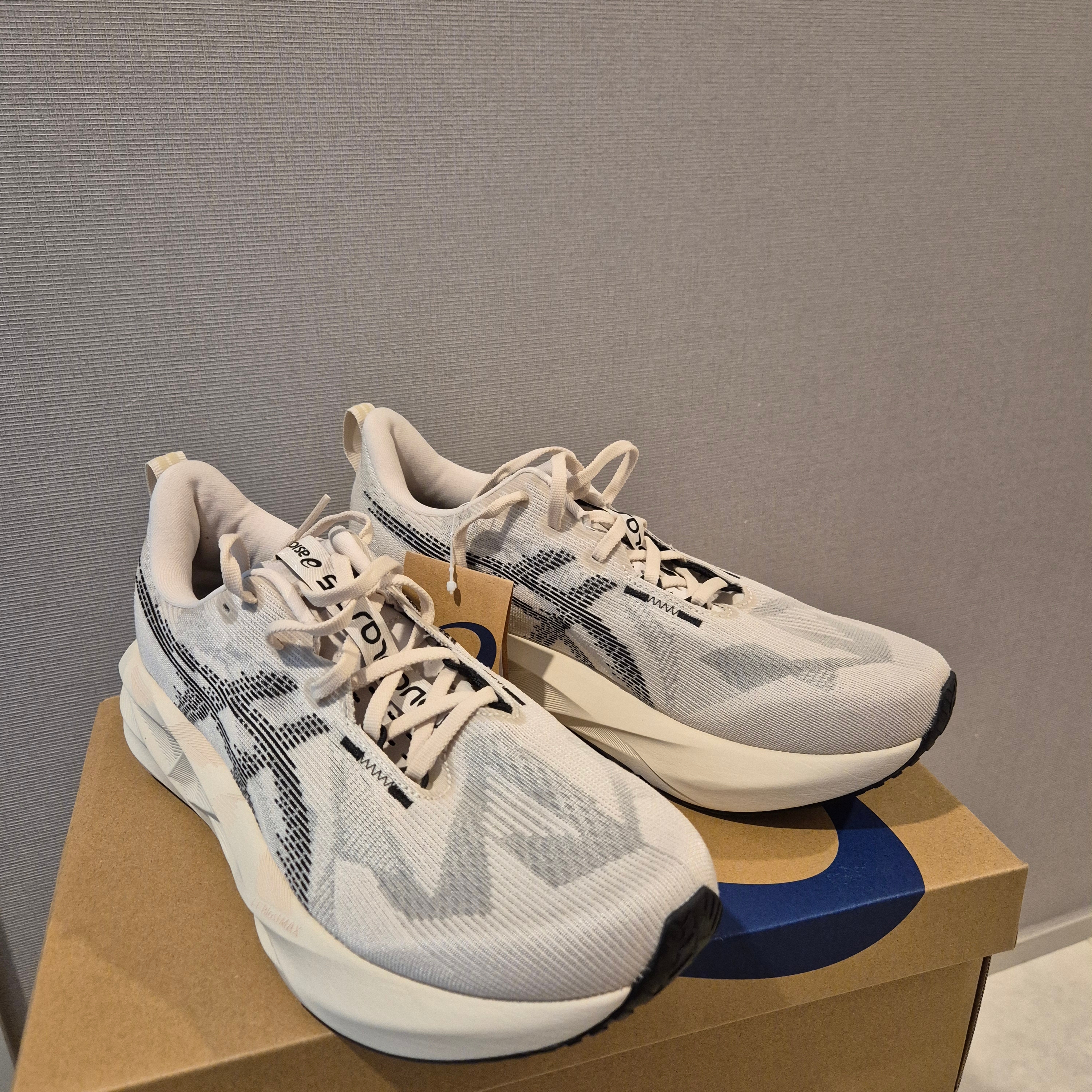 Asics Novablast 5 Oatmeal Black - D Standard 착용 스타일 - 1