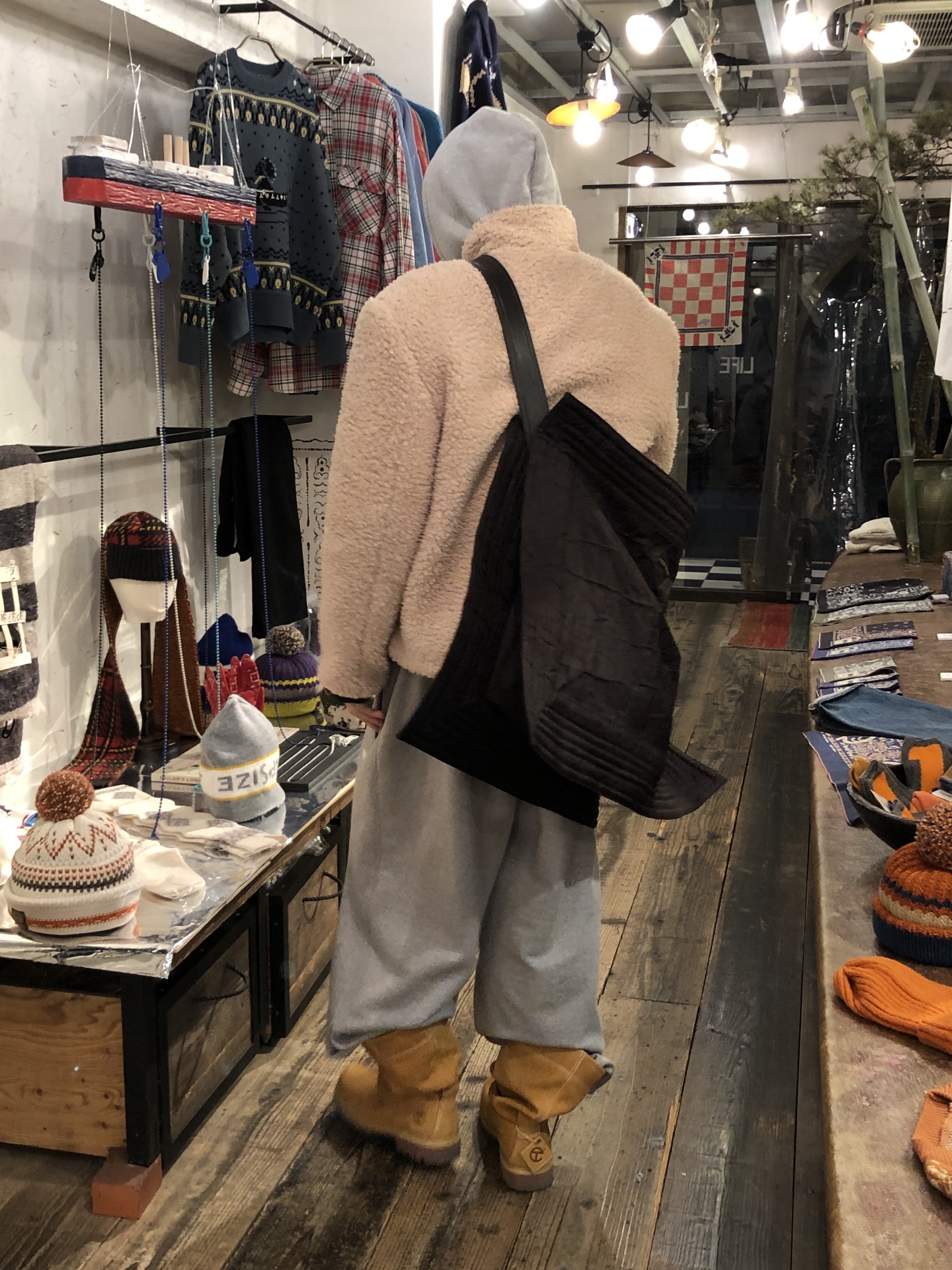 Yeezy HD-10 Grey - Korea Limited, H&M x Glenn Martens Oversized Tote Bag Dark Brown 착용 스타일 - 5