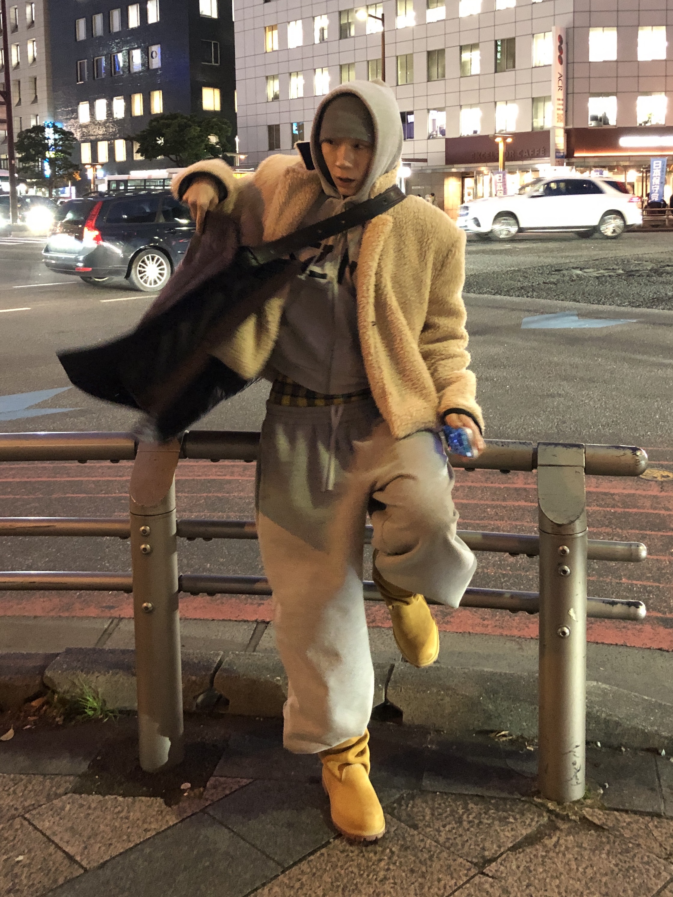 Yeezy HD-10 Grey - Korea Limited, H&M x Glenn Martens Oversized Tote Bag Dark Brown 착용 스타일 - 7