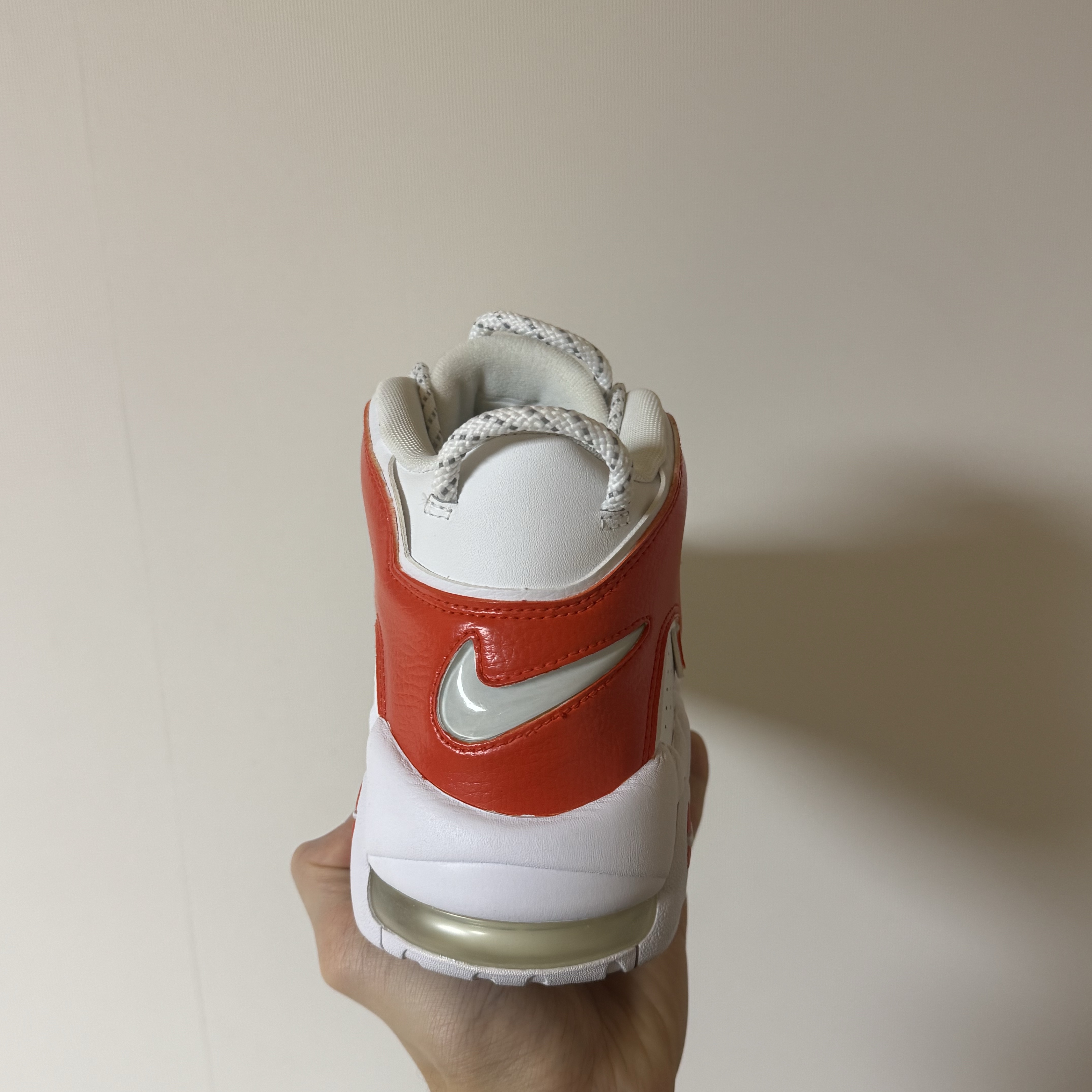 Nike Air More Uptempo Triple White, Nike Air More Uptempo Black White 2020 착용 스타일 - 2