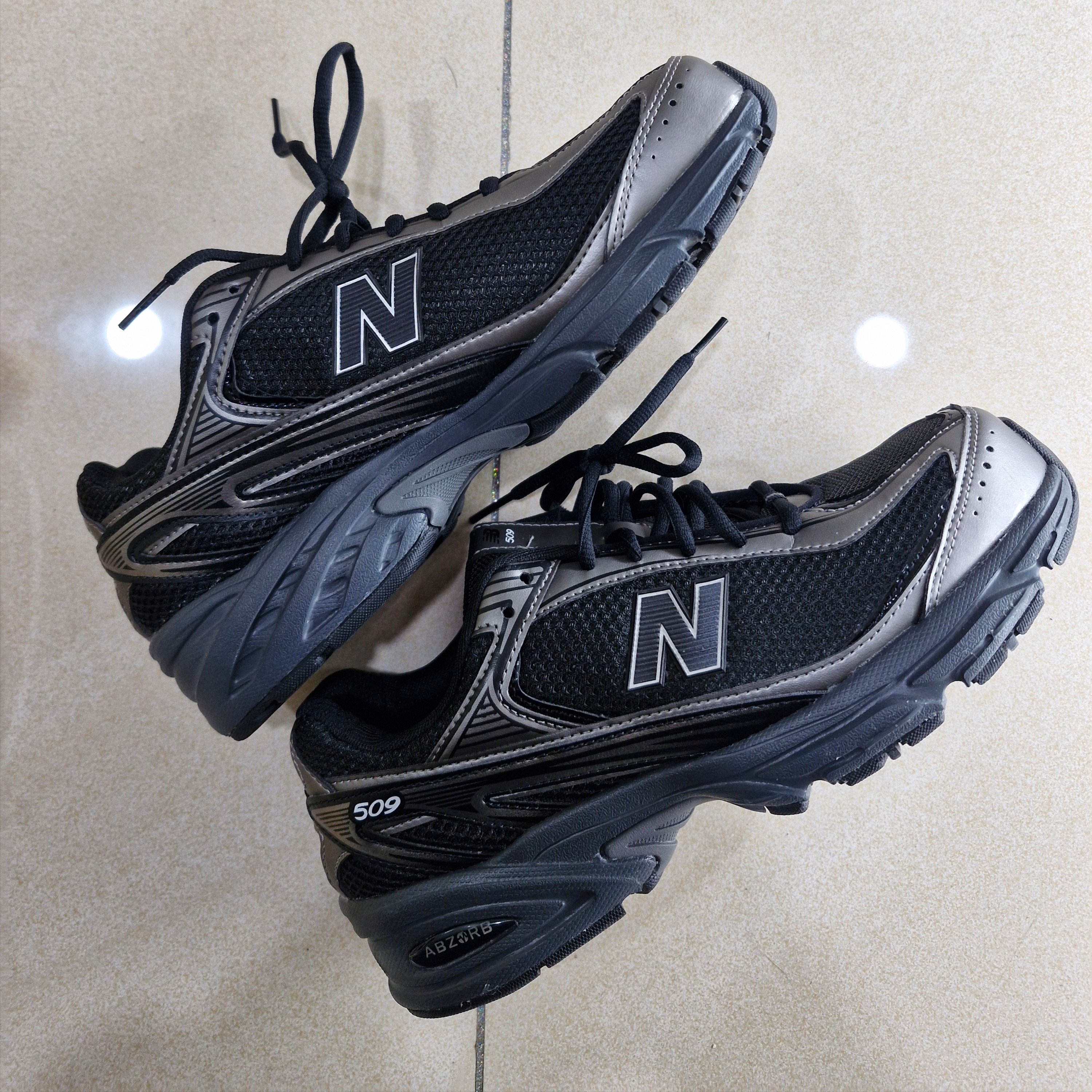 New Balance 509 Black 착용 스타일