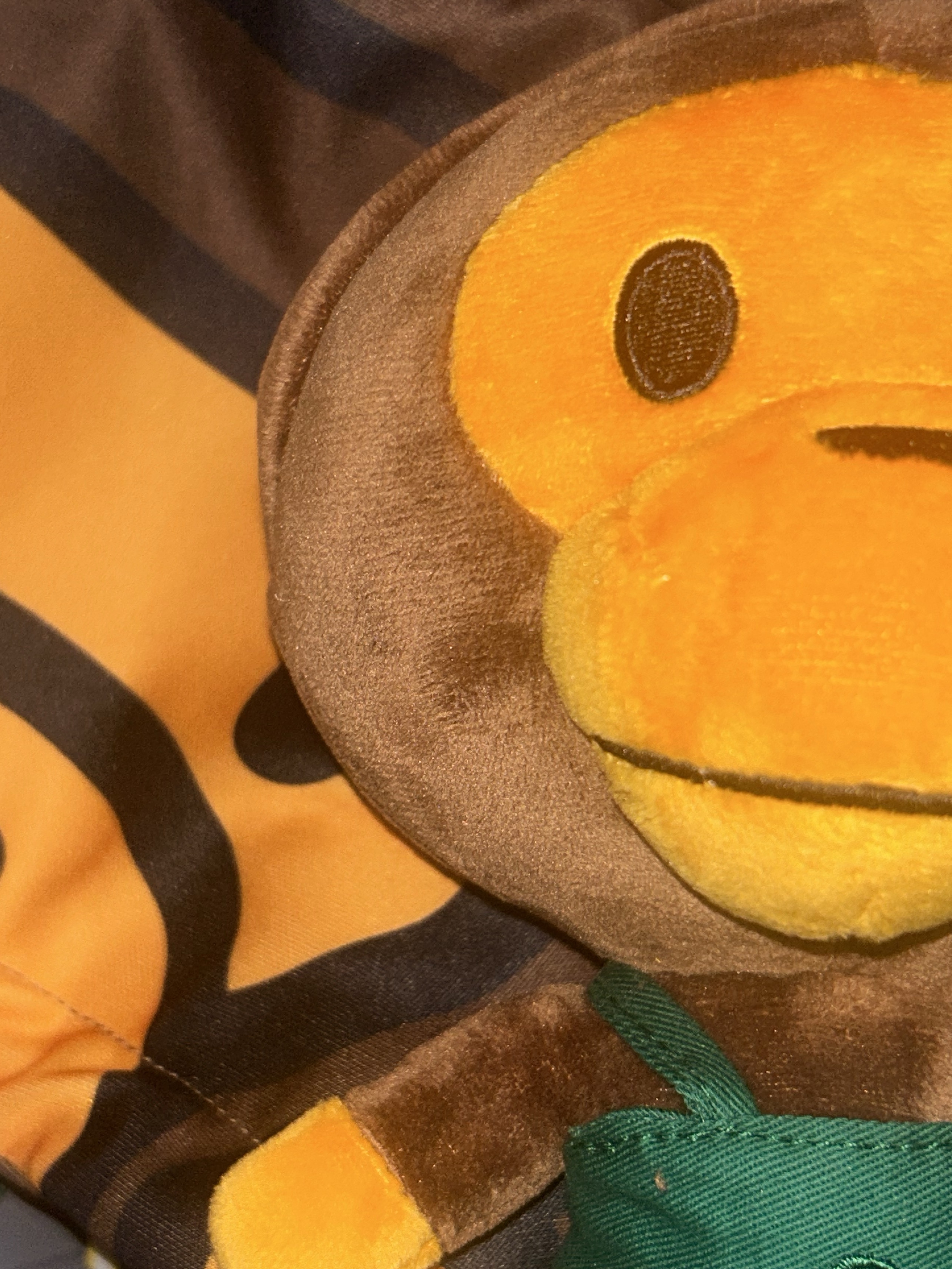 Starbucks x BAPE Baby Milo Foldable Bag, Starbucks x BAPE Baby Milo Neck Pillow 착용 스타일 - 2