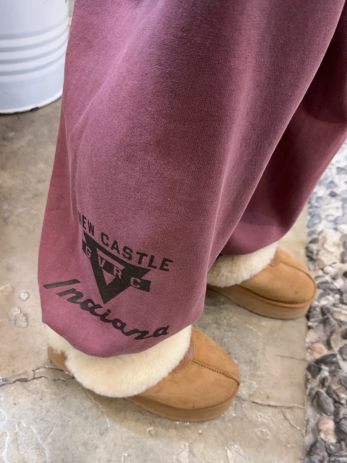 (W) UGG Funkette Slides Chestnut 착용 스타일 - 2