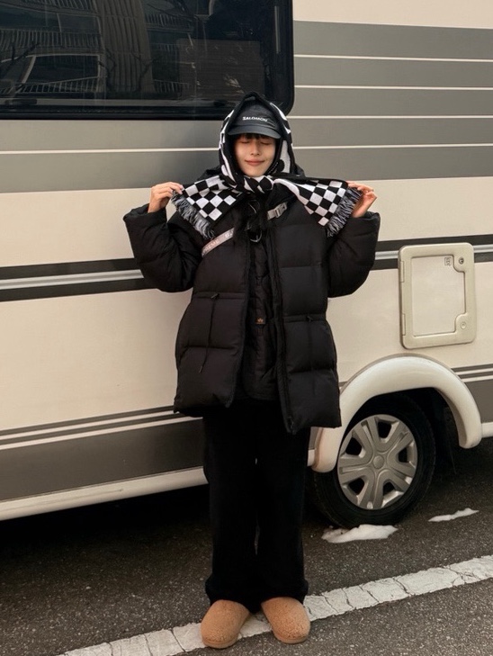 CDG Logo Check Muffler White Black, CDG x Alpha Industries Liner Jacket Black 착용 스타일 - 1