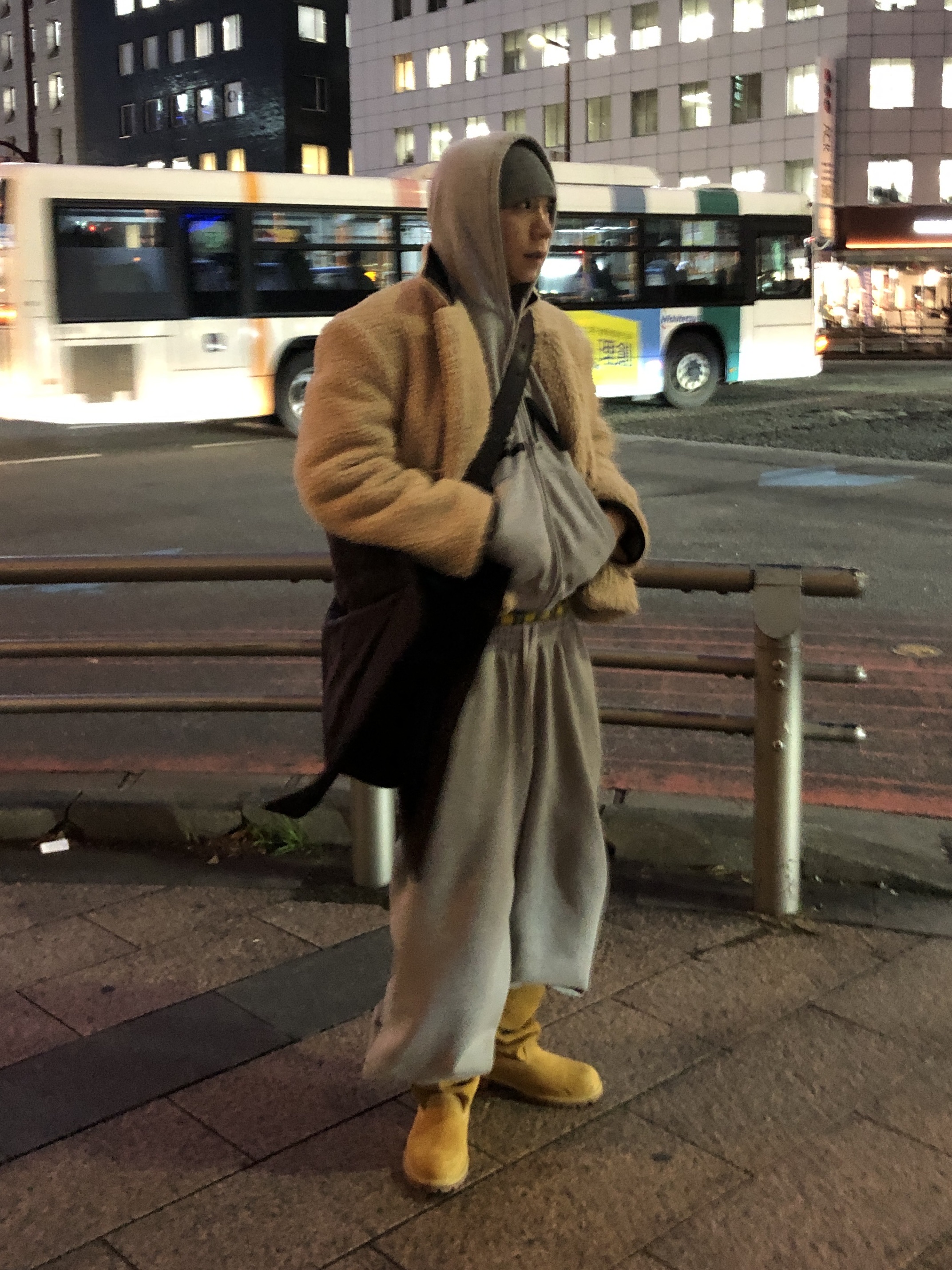 Yeezy HD-10 Grey - Korea Limited, H&M x Glenn Martens Oversized Tote Bag Dark Brown 착용 스타일 - 8
