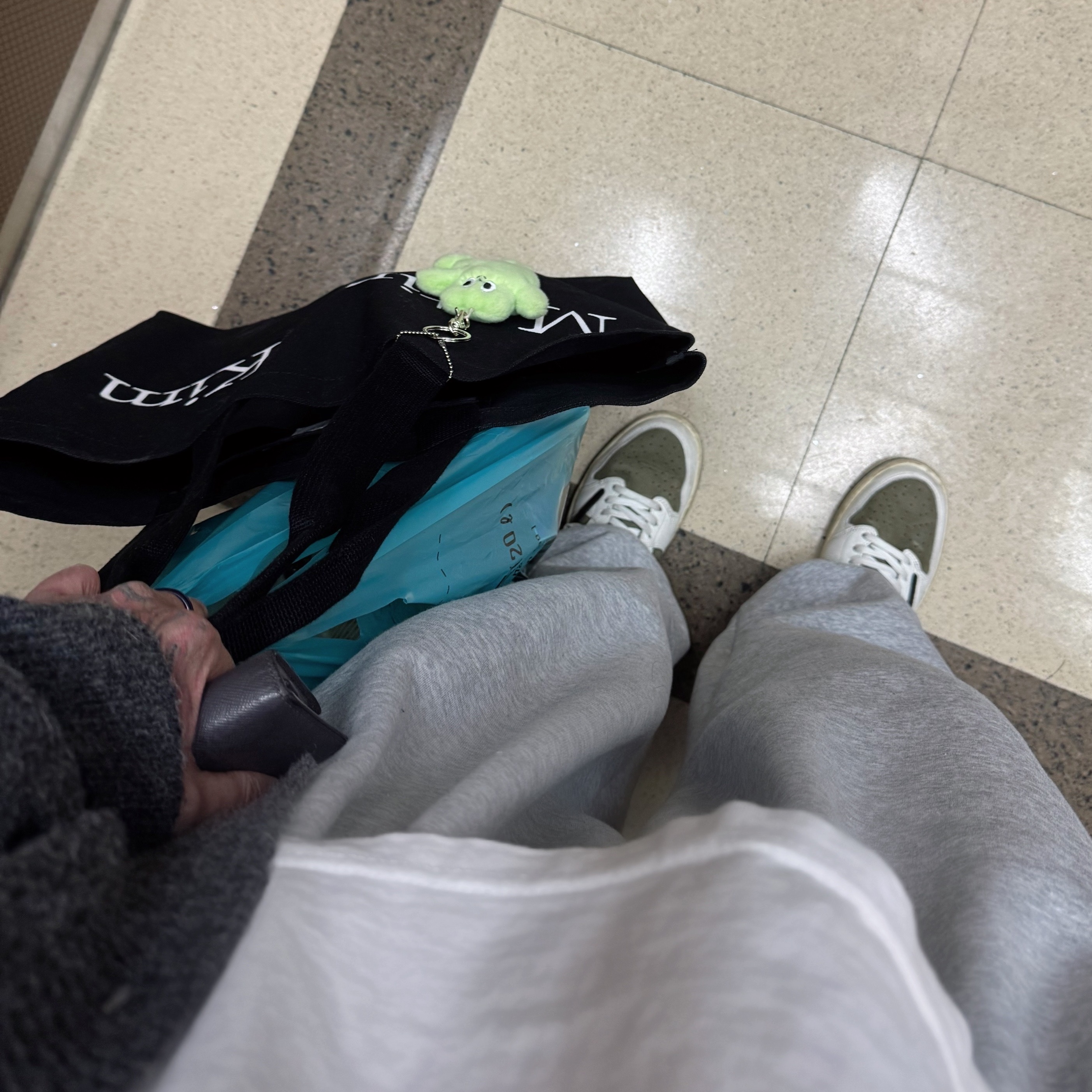 Matin Kim Matin Logo Ecobag Black, Jordan 1 x Travis Scott Retro Low OG SP Reverse Olive 착용 스타일