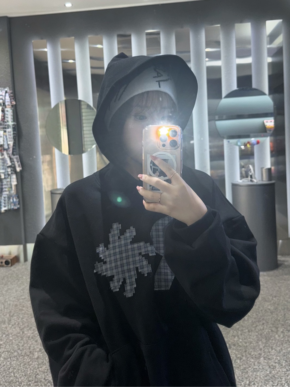 SLOW RECORD HOUSE Check Patch Hoodie Black 착용 스타일 - 10