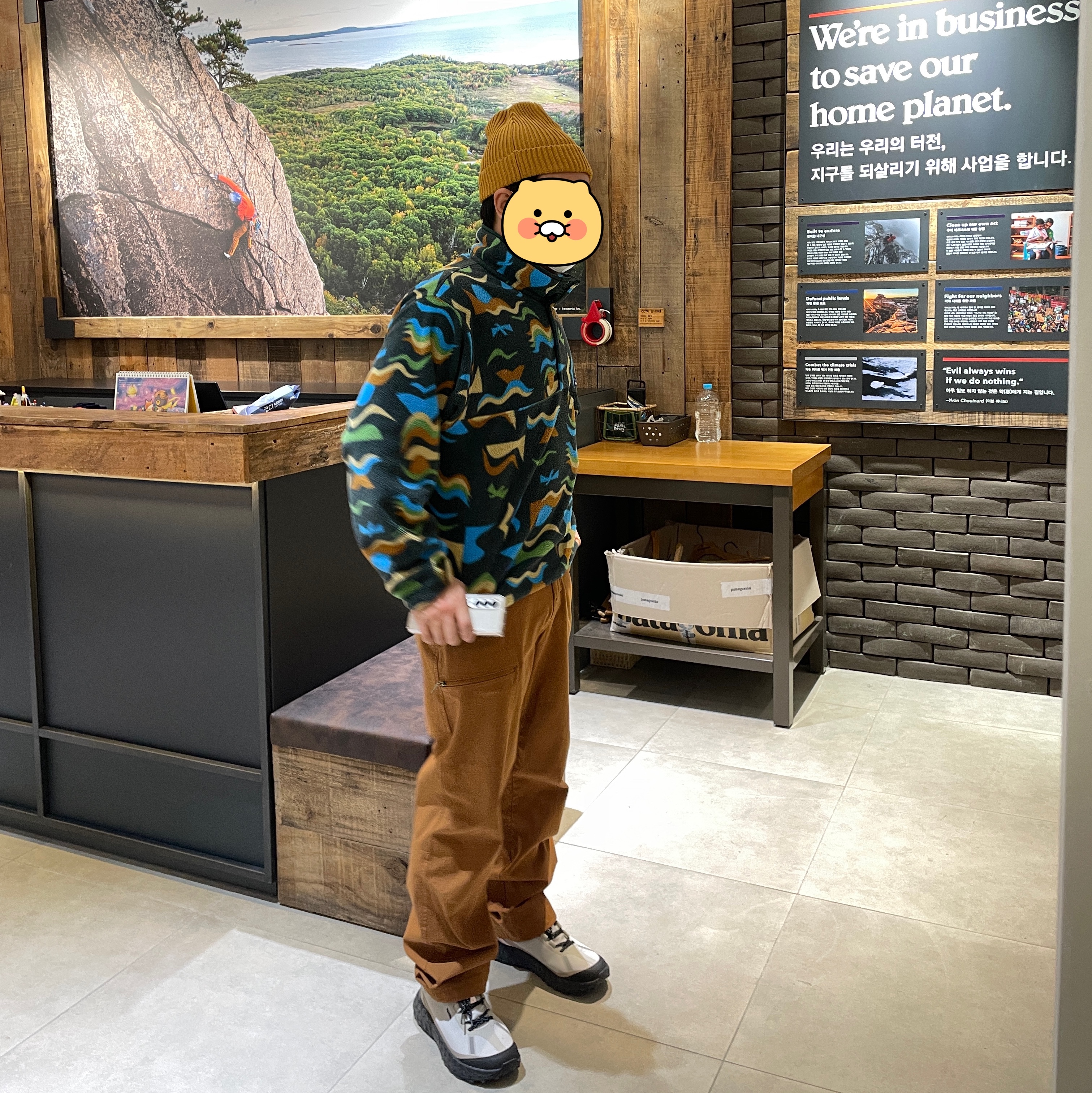 Patagonia Lightweight Synchilla Snap-T Fleece Pullover Arctic Collage Northern Green 착용 스타일