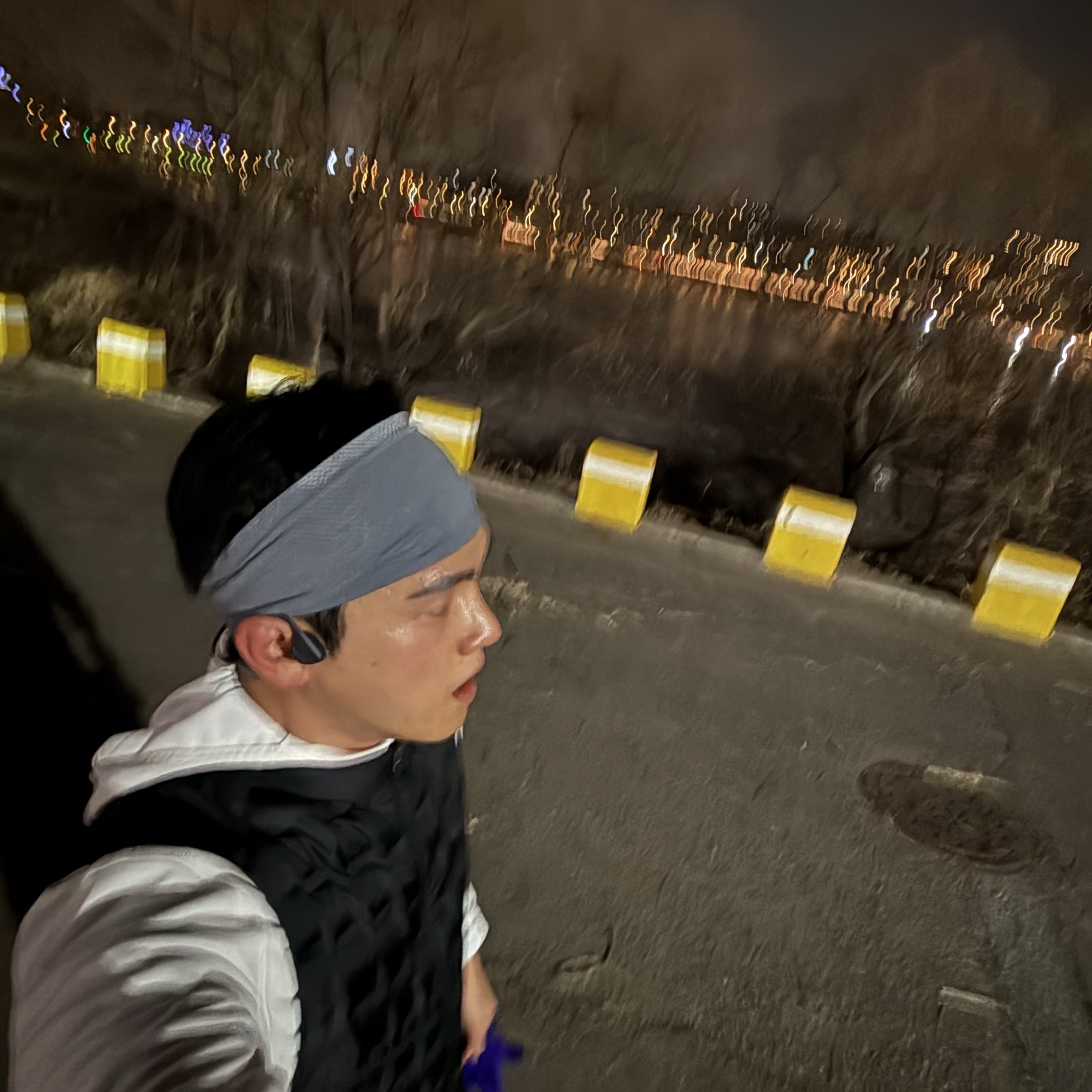 Lululemon Metal Vent Tech Seamless Wide Headband Solar Grey Vapor 착용 스타일
