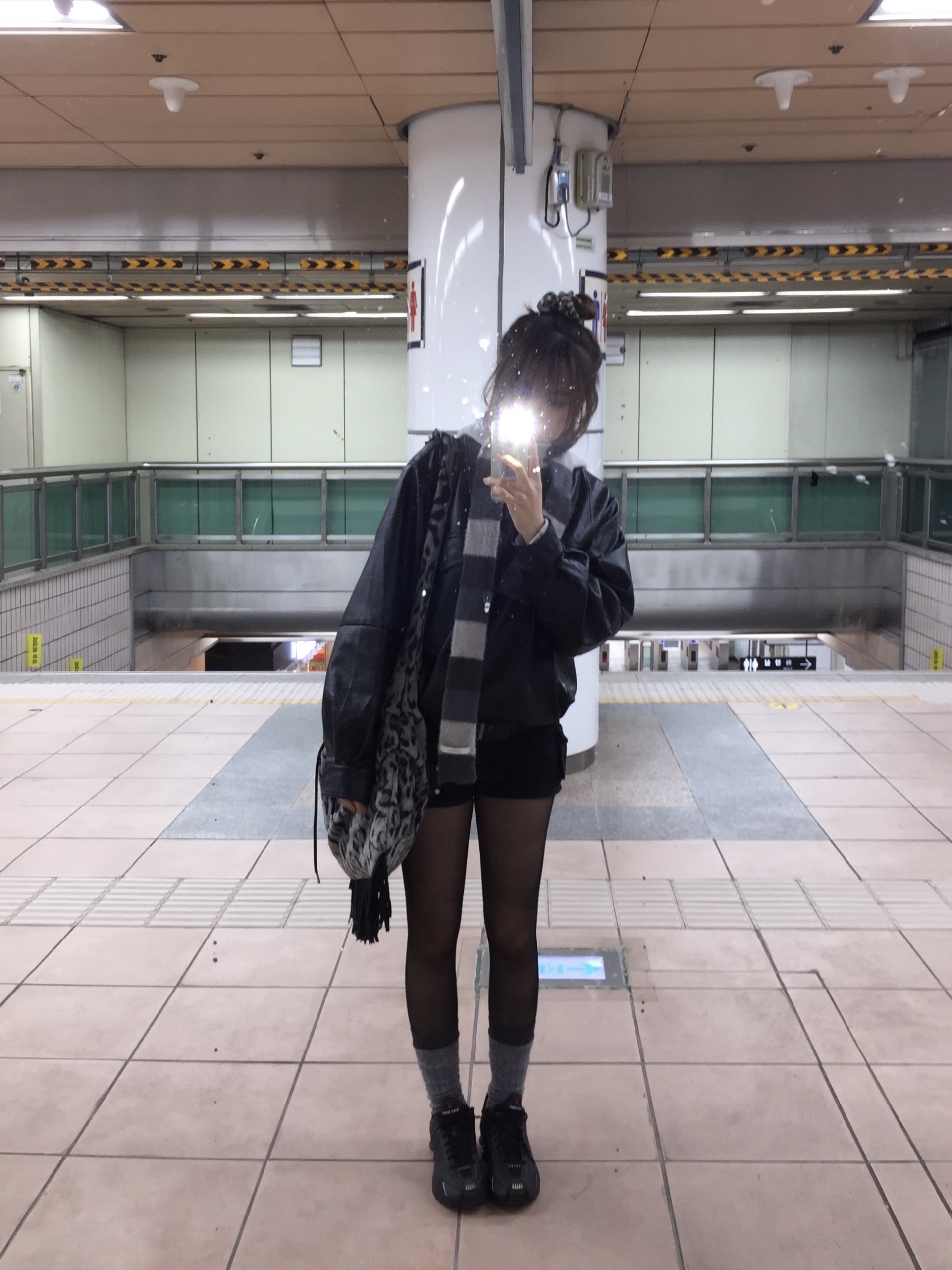 SOMSOC Vian Fringe Contrast Bag Leopard, (W) Nike Shox R4 Black 착용 스타일