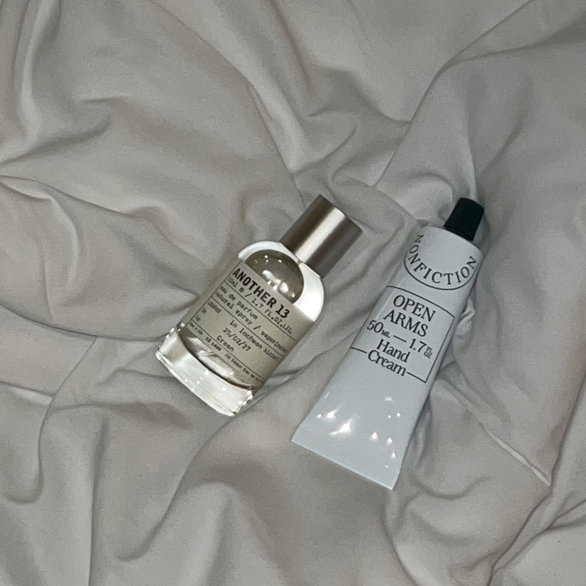 Le Labo Another 13 Eau De Parfum 50ml, Nonfiction The Beige Hand Cream 50ml 착용 스타일 - 2