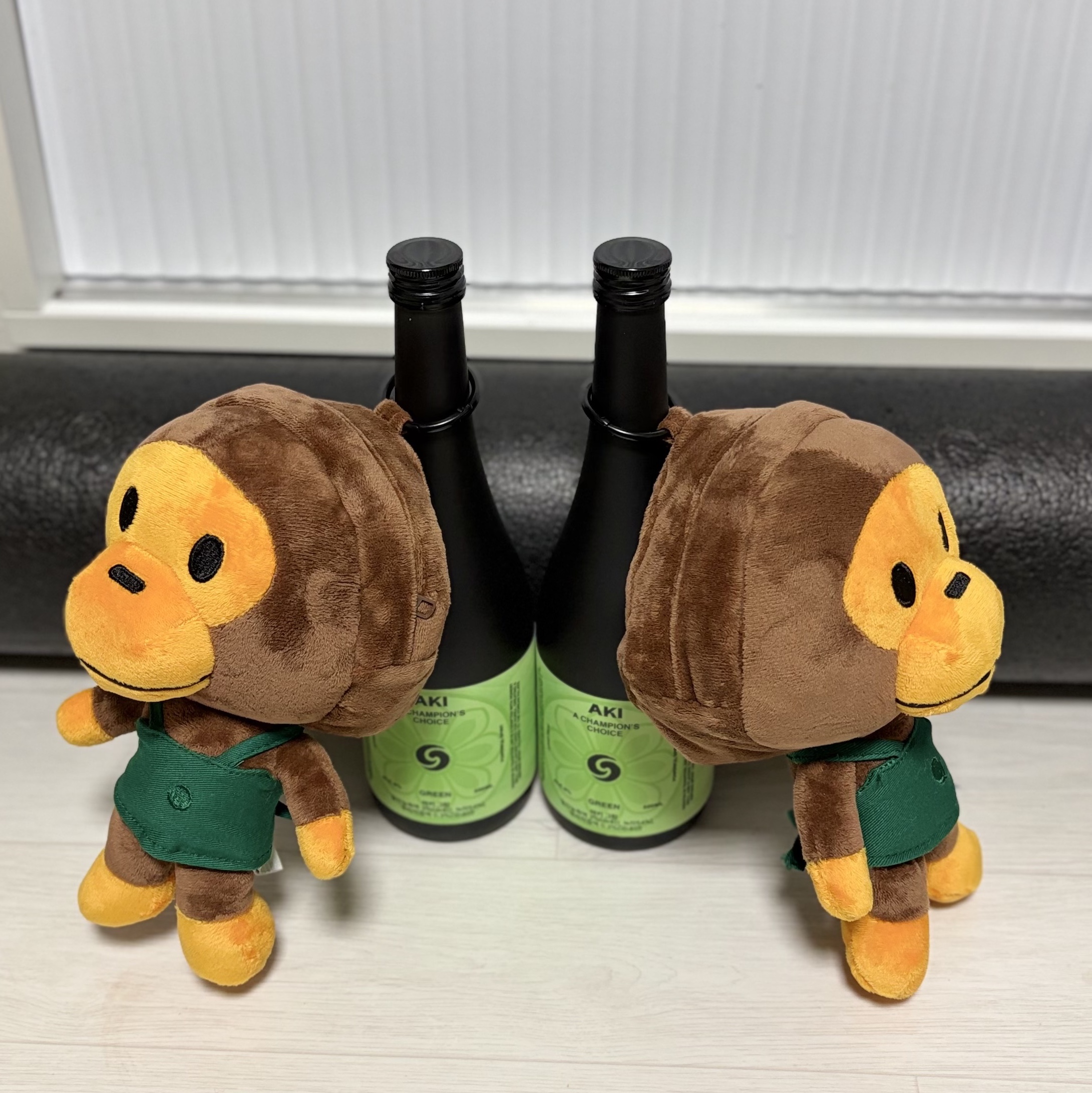 Starbucks x BAPE Baby Milo Foldable Bag 착용 스타일 - 5