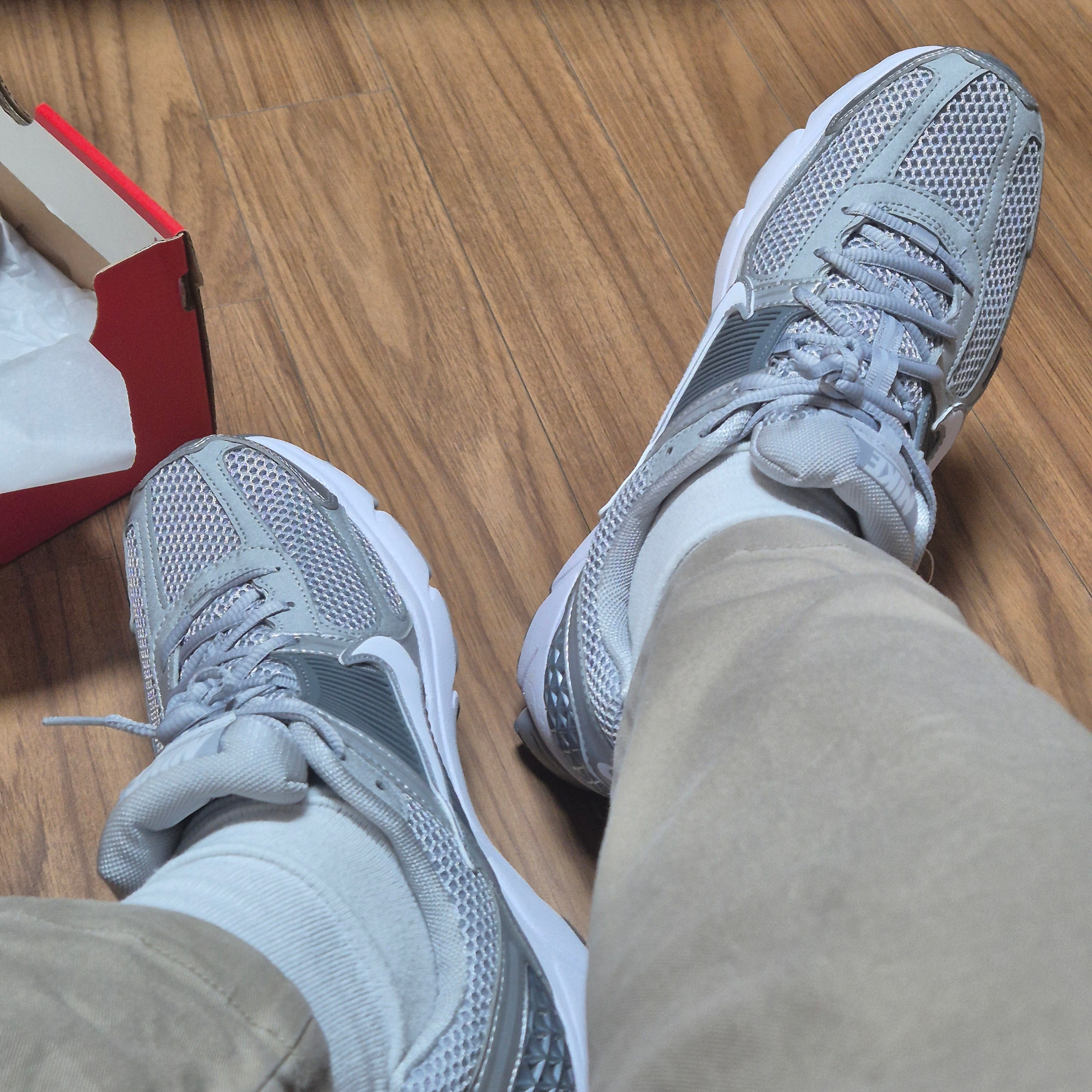 Nike Zoom Vomero 5 Wolf Grey White 착용 스타일 - 3