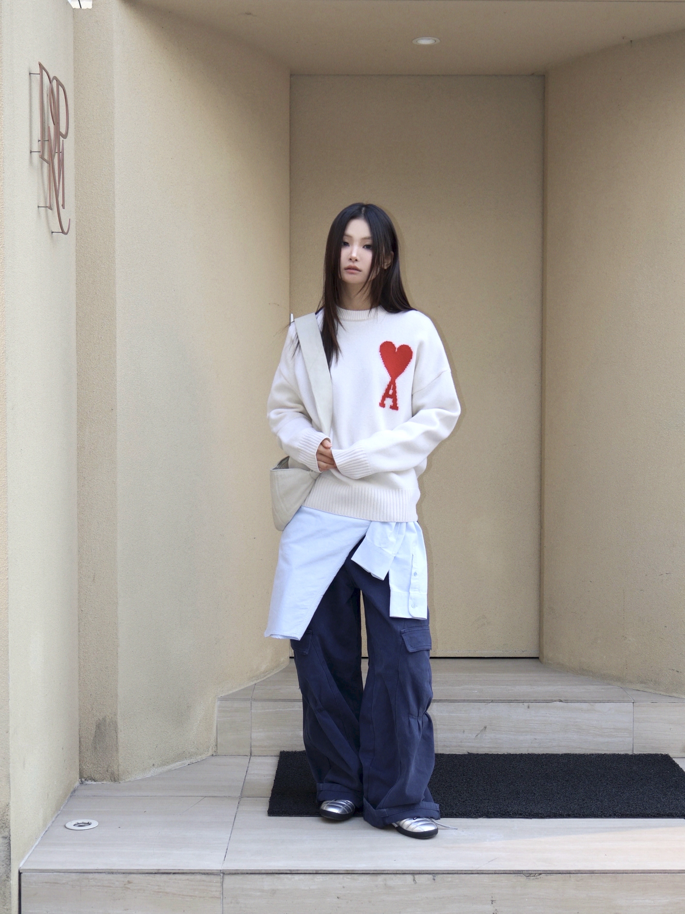 Lemaire Small Croissant Bag Soft Grained Leather Light Sage, AMI de Coeur Cotton Oxford Button Down Shirt Sky Blue 착용 스타일 - 2